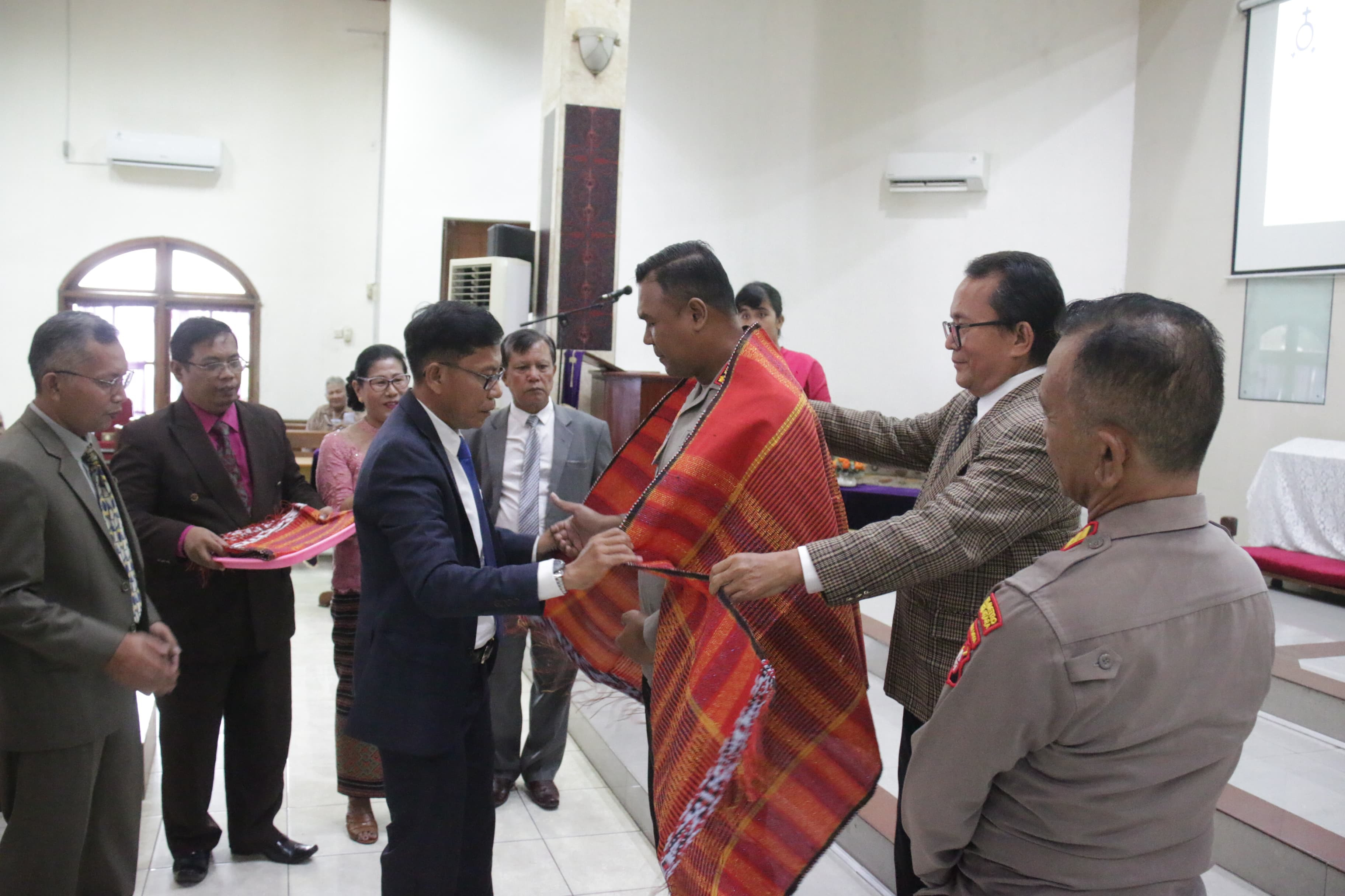 Wakapolres Metro Jakarta Utara Sosialisasikan "Mudik Aman, Keluarga Nyaman" dalam Program Minggu Kasih di Gereja HKBP Warakas