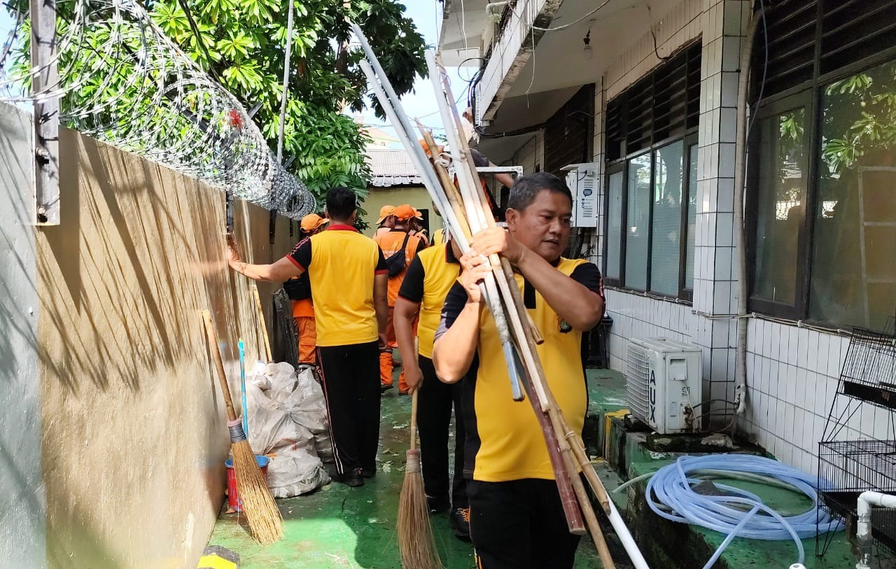 Wujudkan Lingkungan Kerja Sehat, Polsek Pademangan Gelar Apel Olahraga dan Kurve