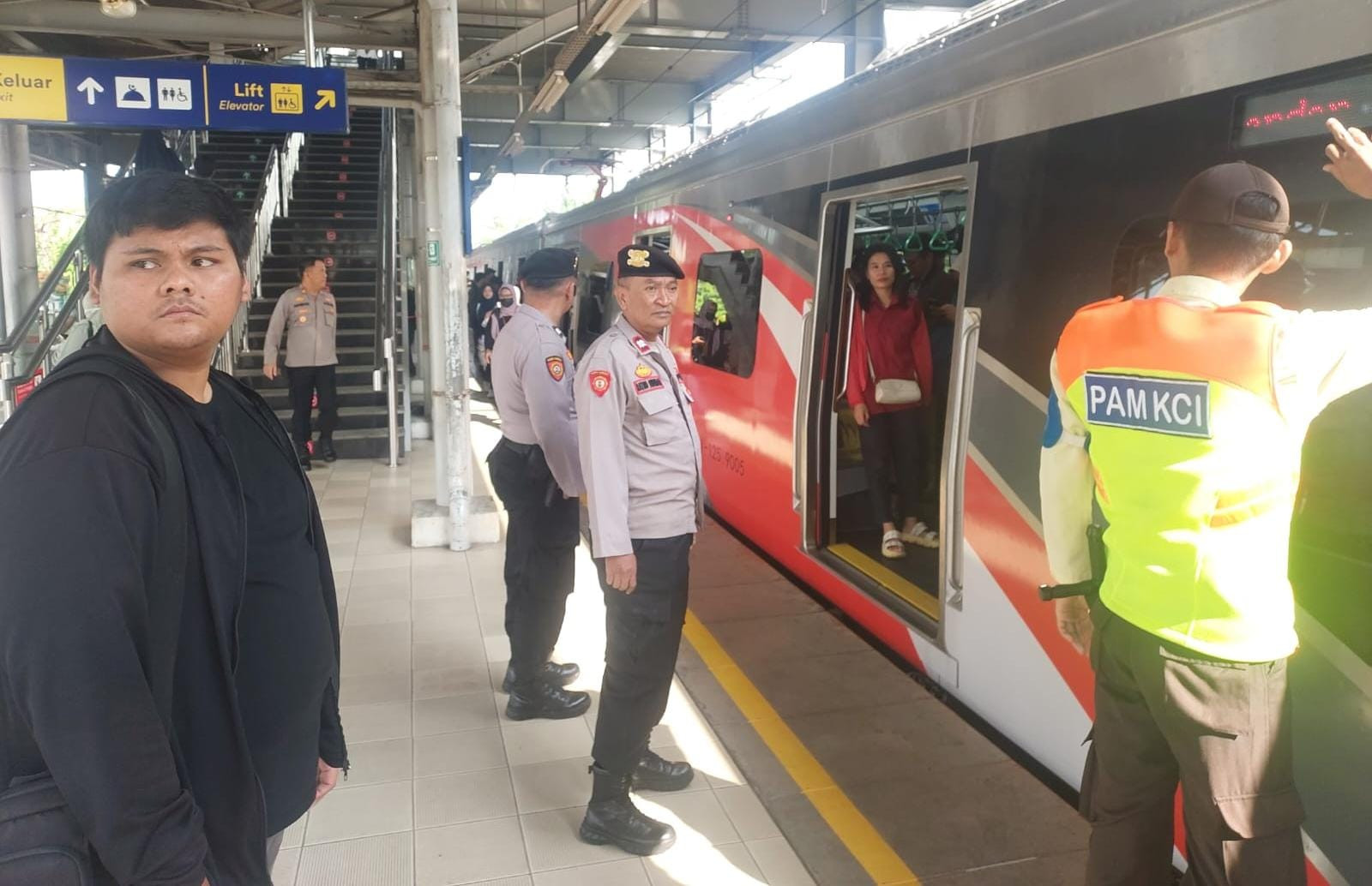 Antisipasi Pemantauan Keberangkatan Massa di Stasiun Bekasi Timur