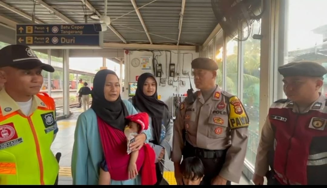 Tersesat di Jakarta, Ibu dan Tiga Anak Dibantu Polisi Menuju Stasiun Grogol