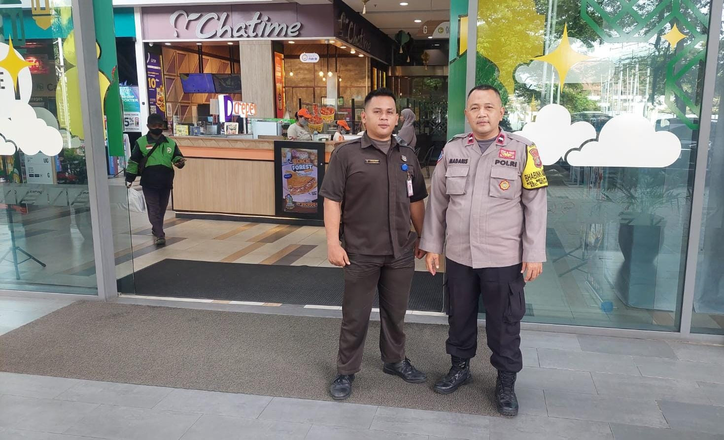 Patroli Bhabinkamtibmas Bersama Babinsa Lokasi Perbelanjaan Harapan Indah  Kota Bekasi