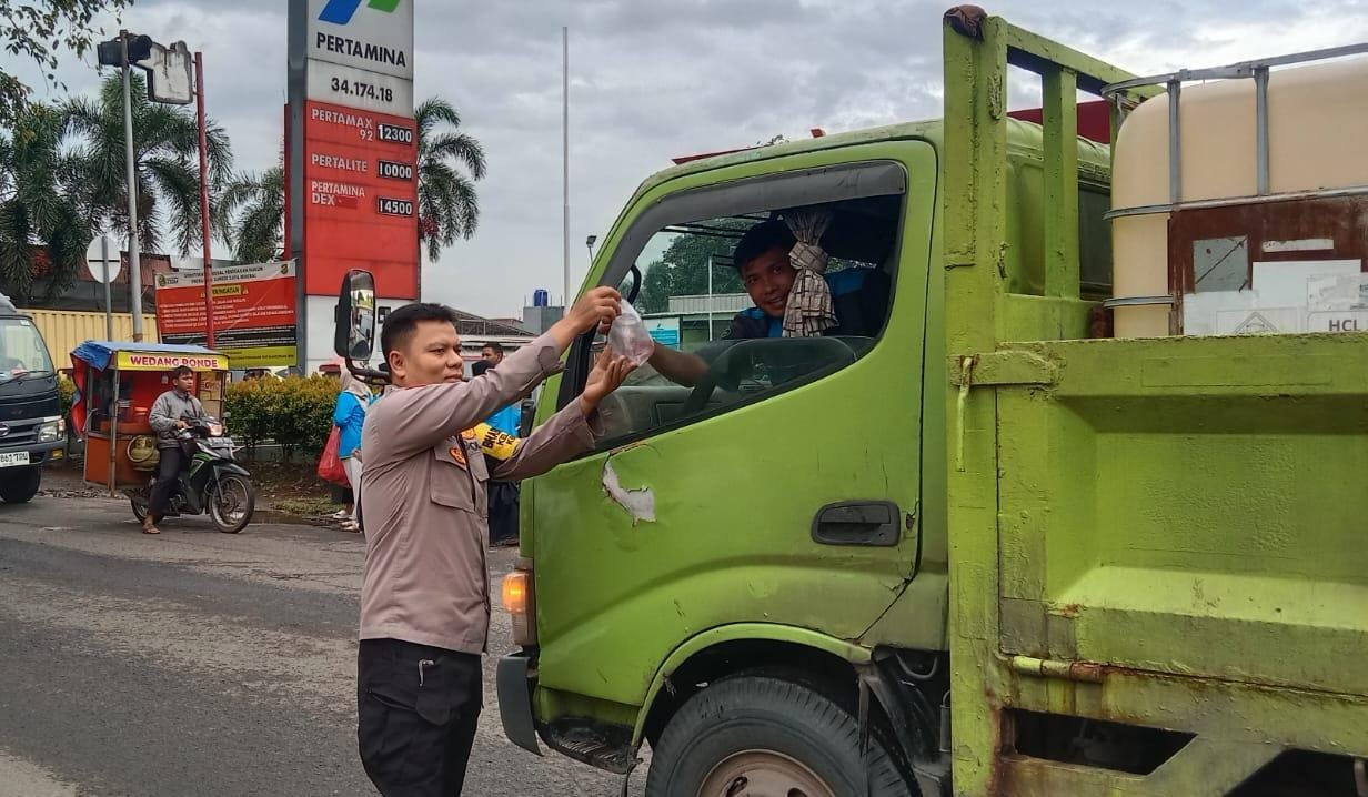 Pembagian Takjil dan Pemantauan Pasar Tumpah Kelurahan Jatiluhur