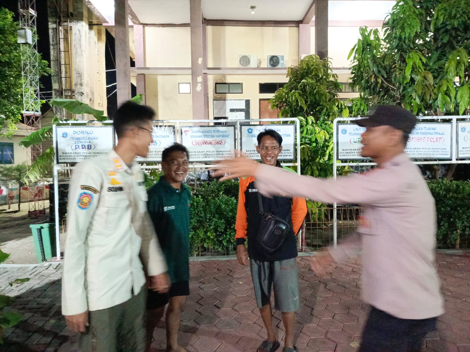Polisi Humanis! Patroli Malam Polsek Kepulauan Seribu Utara Imbau Warga Tidak Main Judi Online