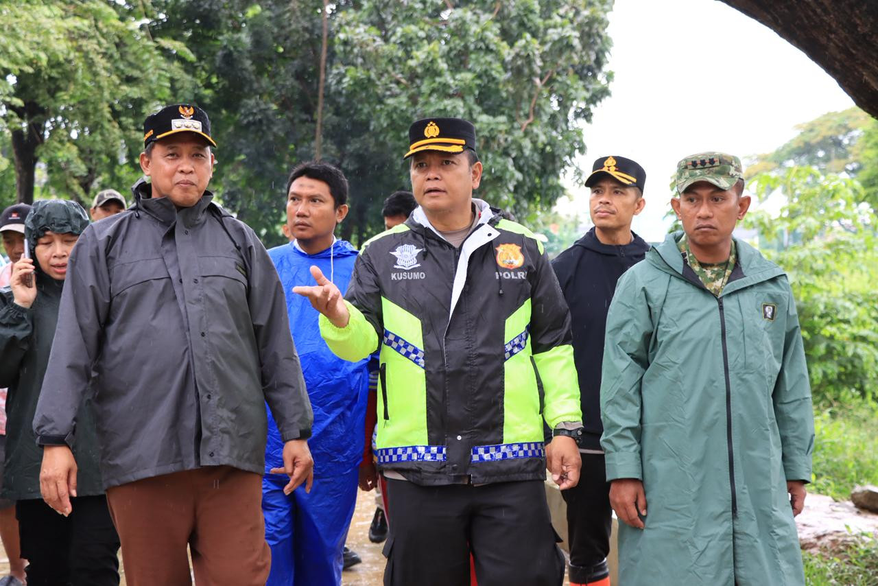 Wujudkan Indonesia ASRI, Polres Metro Bekasi Kota Bersama Forkopimda Kompak Bersihkan Danau Duta Harapan