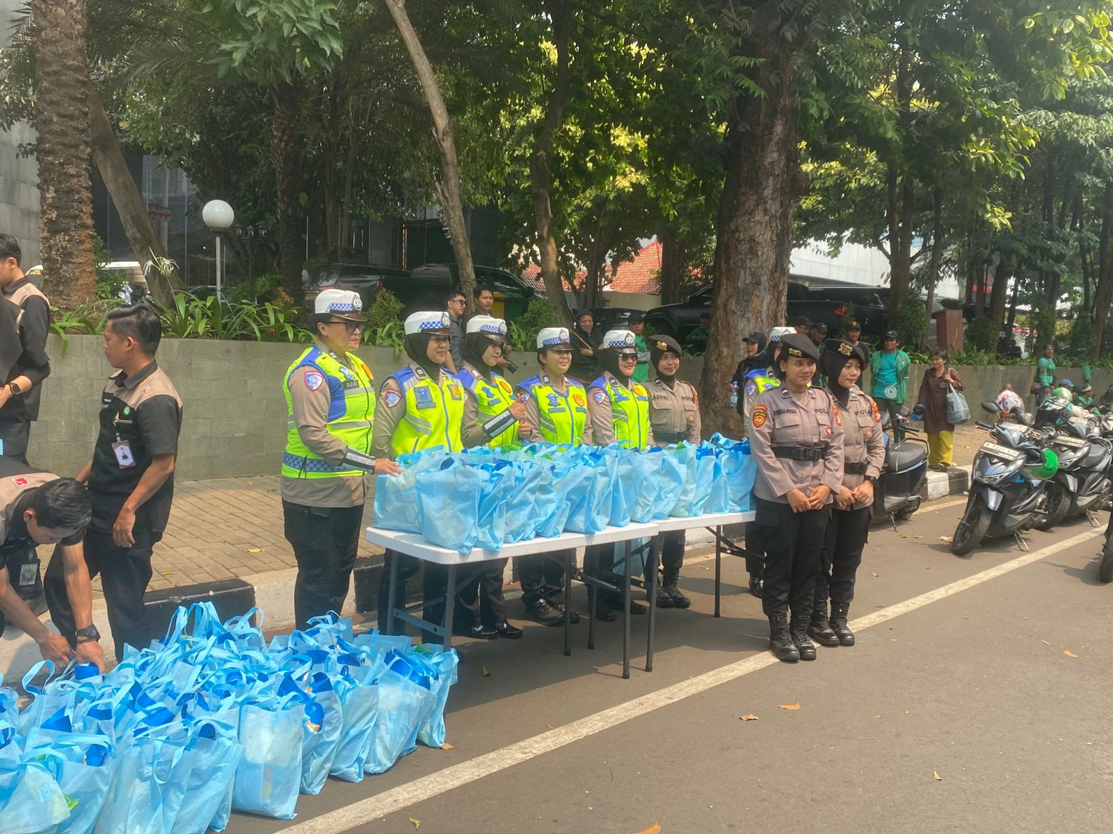Jumat Peduli, Polda Metro Jaya Berbagi Sembako kepada Pengemudi Ojol