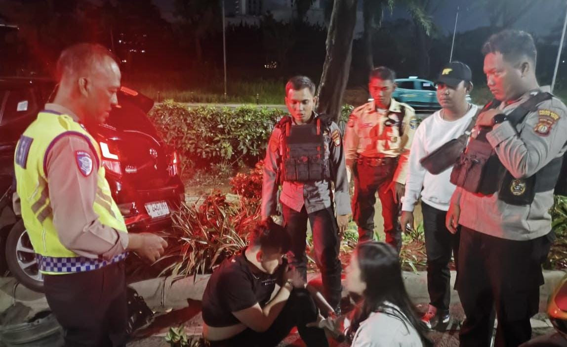 Polisi Sigap Bantu Korban Kecelakaan Mobil Tunggal di Bekasi Selatan