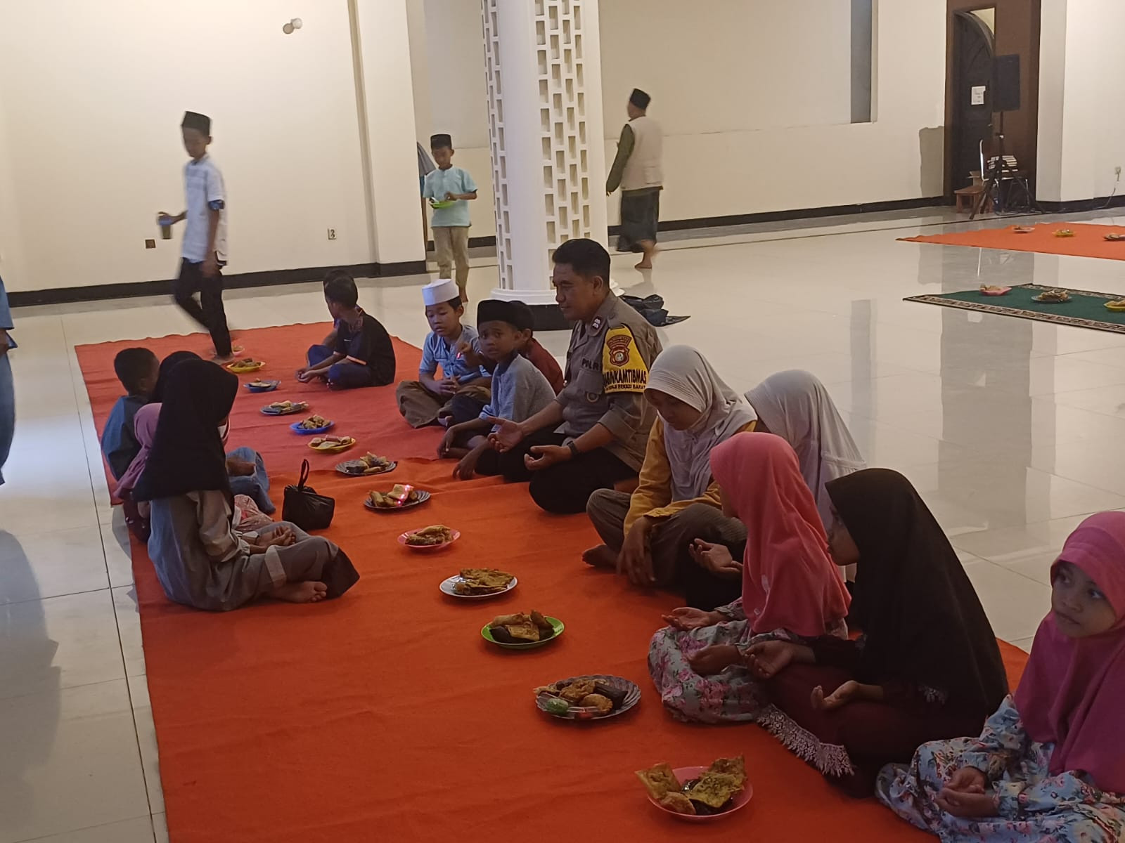 Berkah Ramadhan Bhabinkamtibmas Kranji Buka Puasa Bersama Anak Yatim
