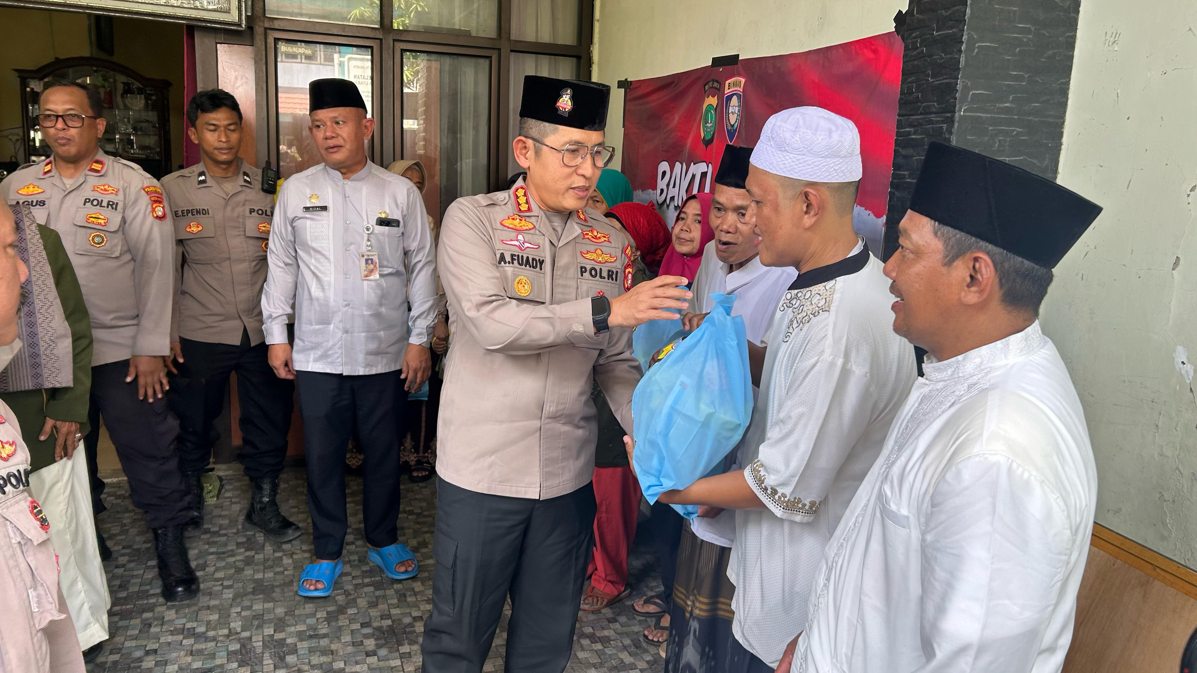 Kapolres Metro Jakarta Utara Gelar Bakti Sosial di Koja, Warga Antusias Terima Bantuan