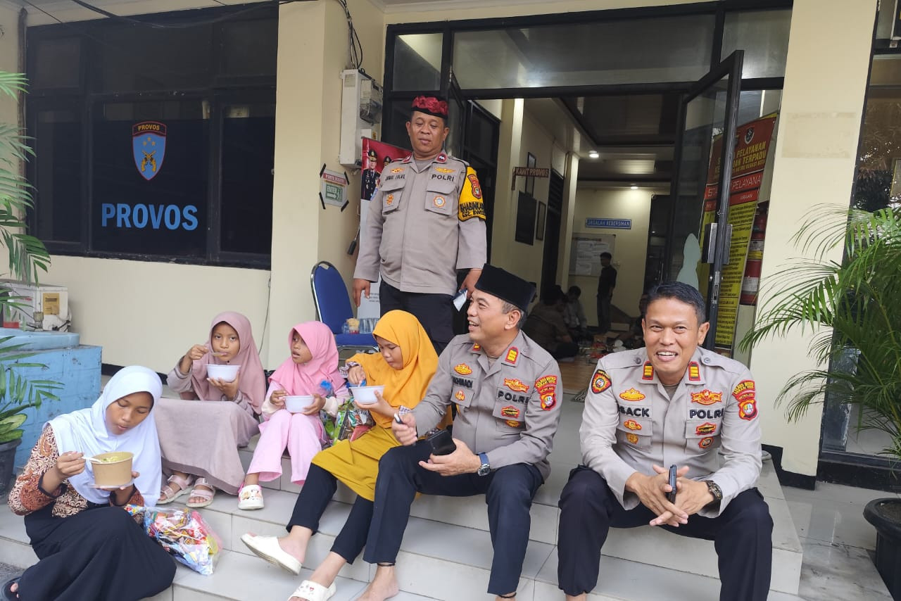 Polsek Rawa Lumbu Gelar Kegiatan “Berbagi Kasih” Bersama Anak Yatim, Ojek Online, Pemulung, dan Pengamen Jalanan
