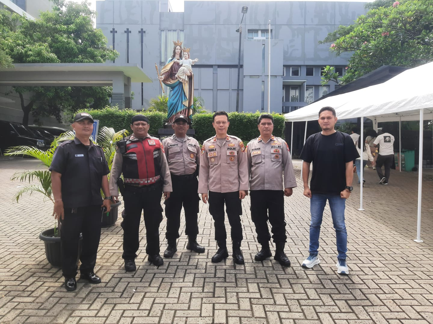 Polisi Pengamanan Ibadah Minggu Paskah 2026 , Ribuan Jemaat Padati Gereja di Penjaringan
