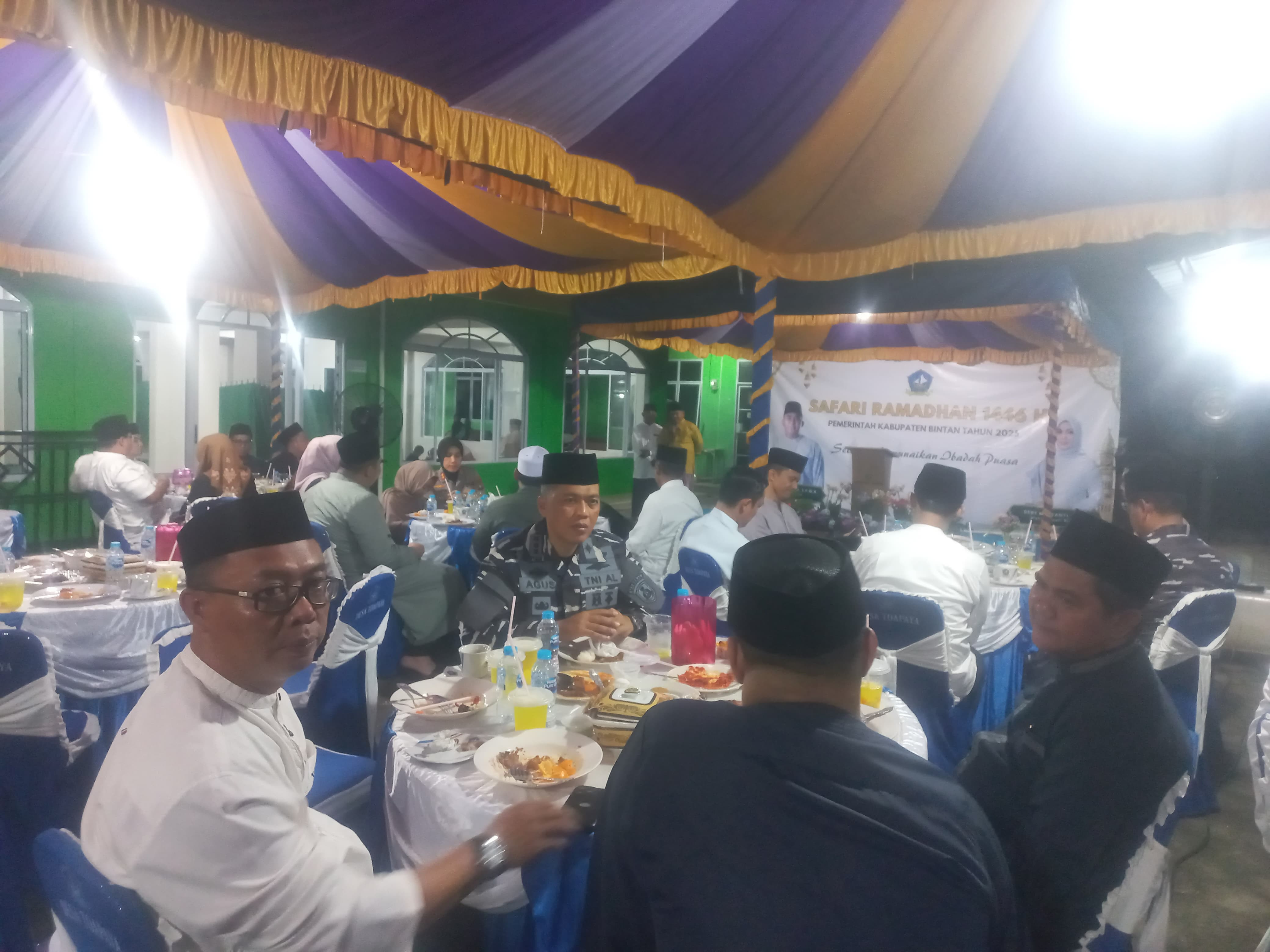 Danlanal Bintan Hadiri Buka Puasa Bersama di Masjid Al Kautsar Cikolek dan Shalat Tarawih di Masjid An Nur Gunung Kijang