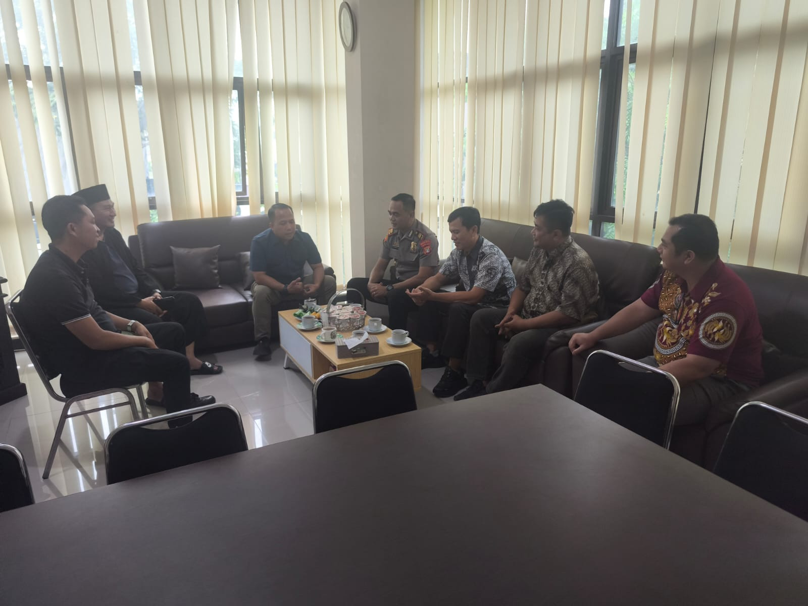 Polisi Bersama Masyarakat, Kapolsek Bekasi Barat Kunjungi Camat, Perkuat Sinergitas Tiga Pilar