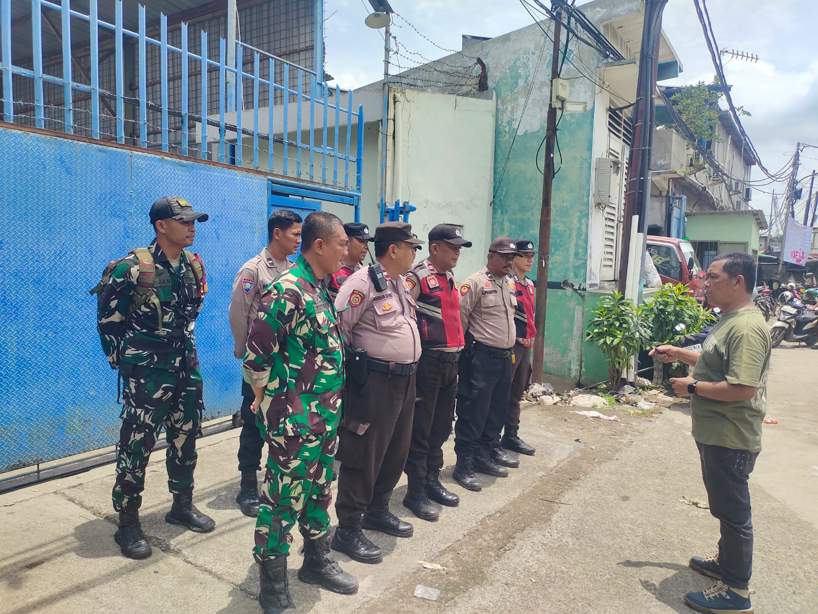 Polisi Siaga, Polsek Metro Penjaringan Gelar Apel Pengamanan Sita Eksekusi PN Jakarta Utara di Kapuk Muara