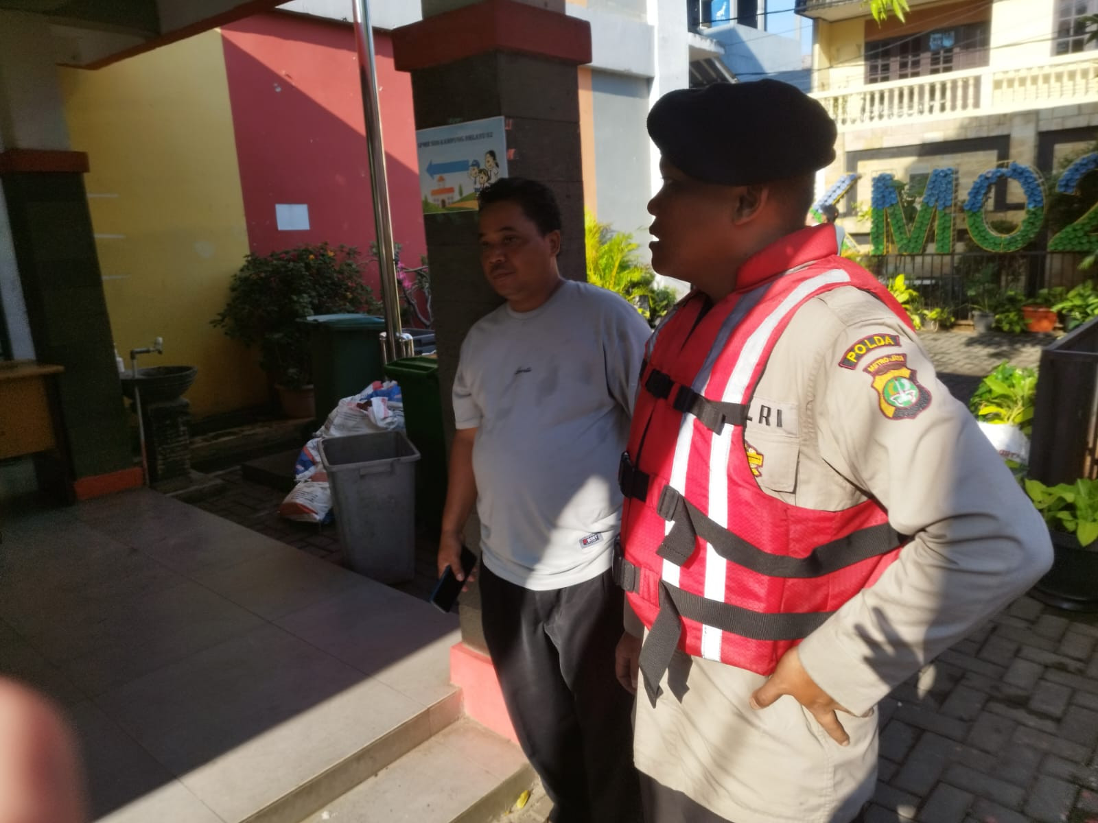 Luapan Kali Ciliwung Rendam Kebon Pala, Dit Samapta Polda Metro Jaya Laksanakan Patroli dan Evakuasi Warga