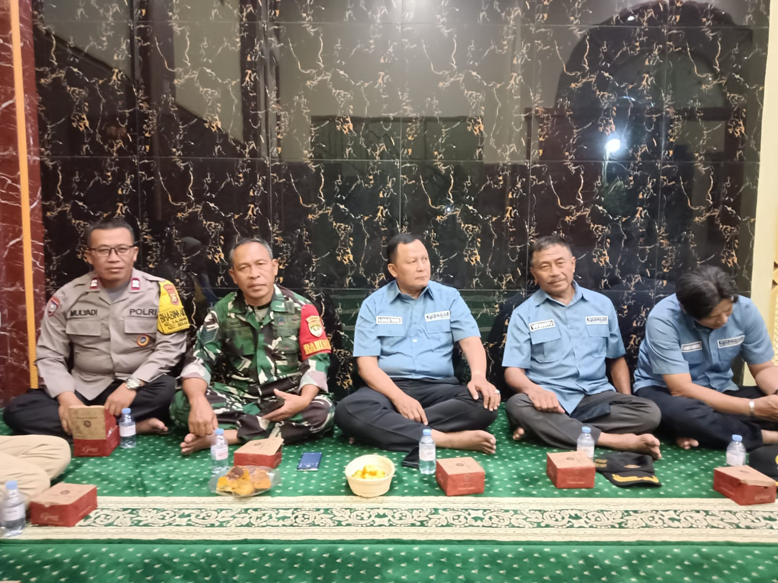 Kawal Regenerasi Lingkungan, Bhabinkamtibmas Hadiri Pelantikan Pengurus RT 08 Kaliabang Tengah