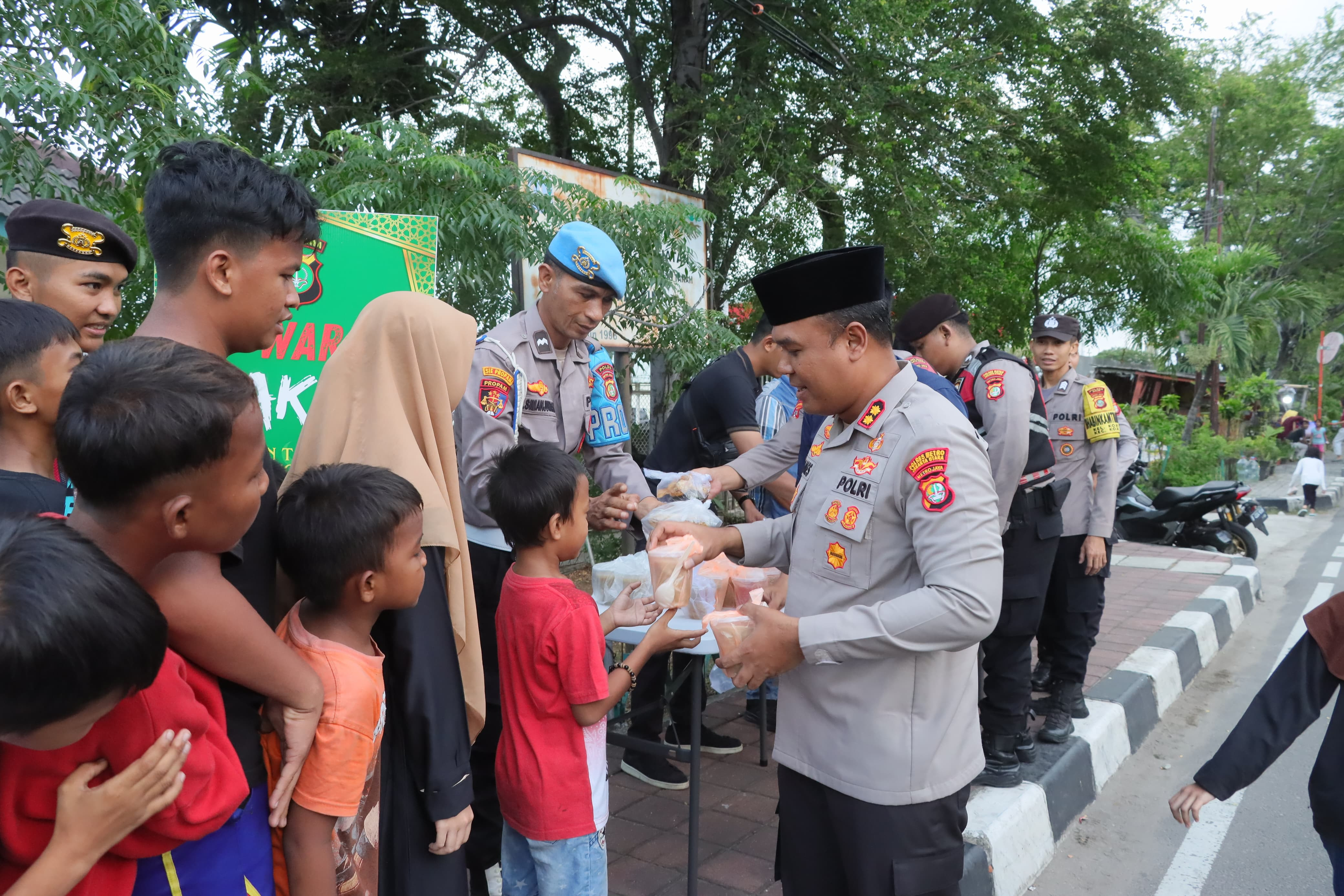 POLRES METRO JAKARTA UTARA GELAR WAR TAKJIL, BAGIKAN 150 PAKET TAKJIL UNTUK WARGA KOJA