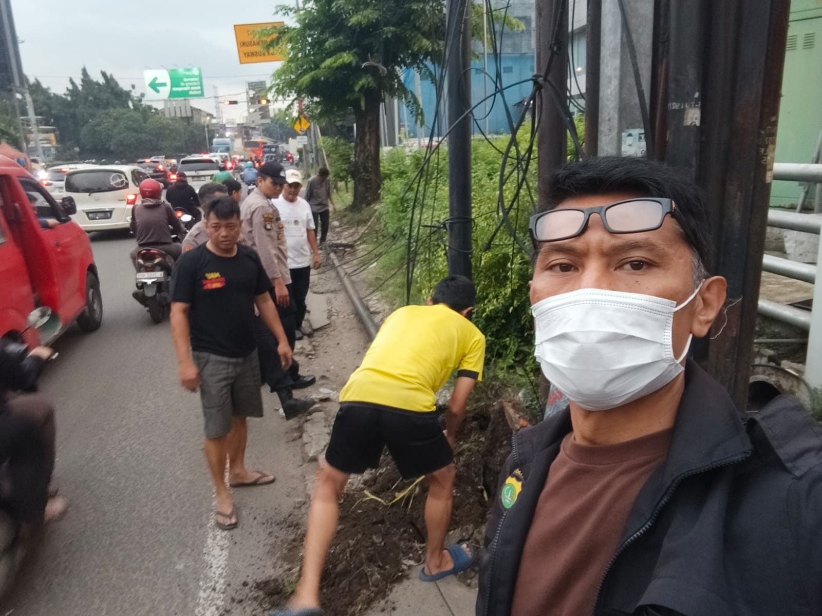 Polsek Medan Satria Laksanakan Problem Solving, Amankan Tiang Telekomunikasi Miring yang Ganggu Pengendara