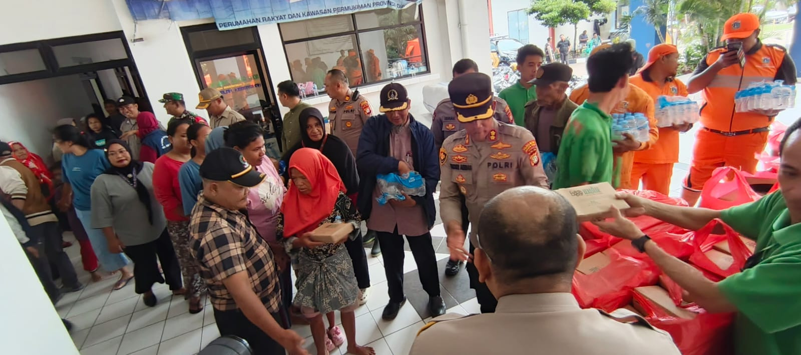 Kapolres Metro Jakarta Utara Salurkan 1.000 Paket Makanan untuk Pengungsi Banjir di Cilincing