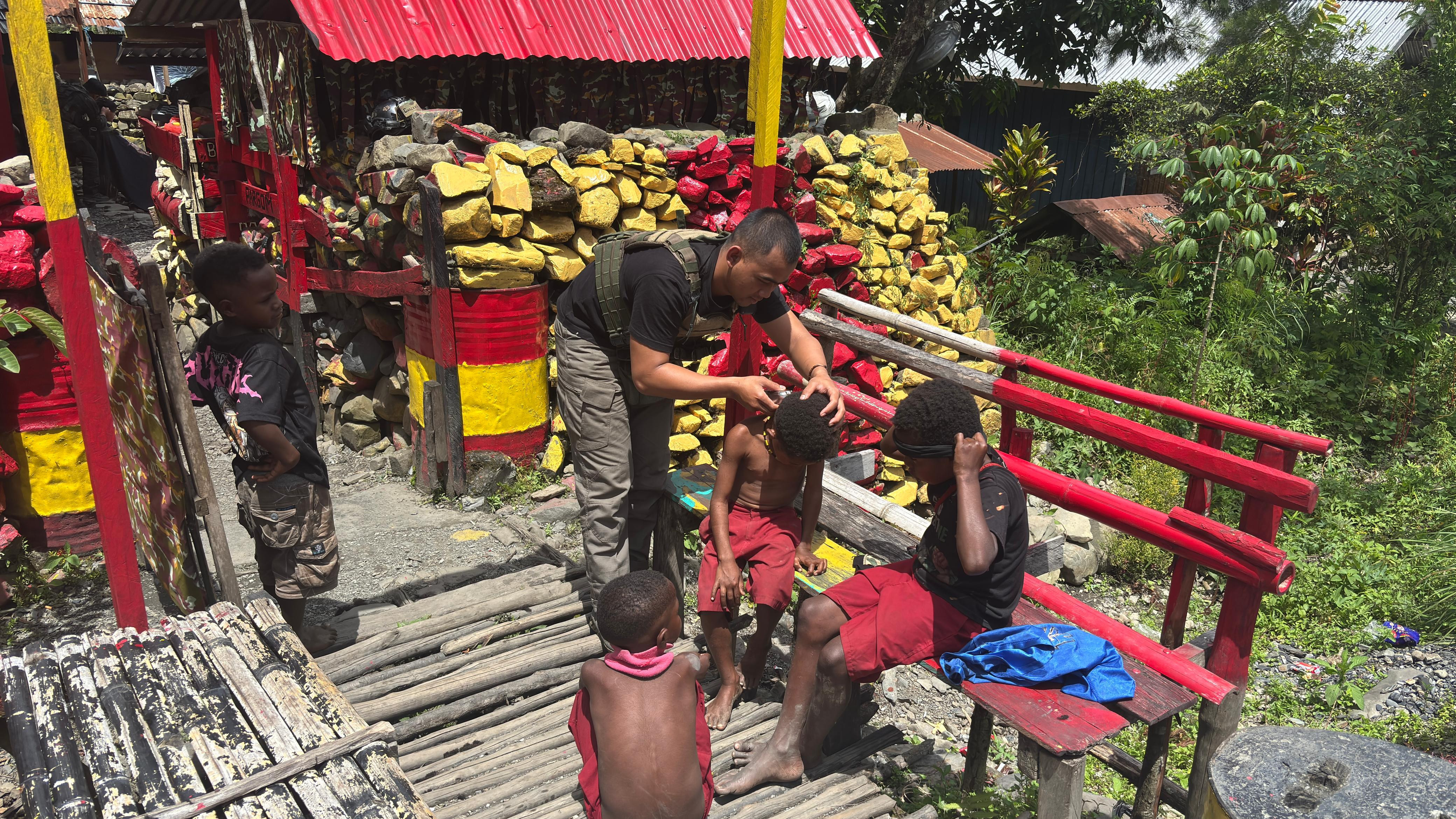 Satgas Tindak Operasi Damai Cartenz 2025 Berikan Layanan Cukur Rambut Gratis untuk Anak-anak di Distrik Mulia, Puncak Jaya