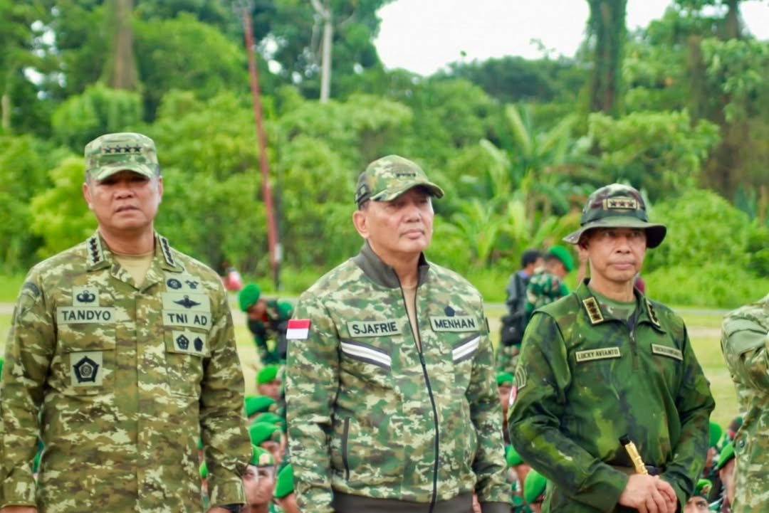 Wapang TNI Dampingi Menhan RI Tinjau Kesiapan Yonif TP 805/KSW di Papua Barat