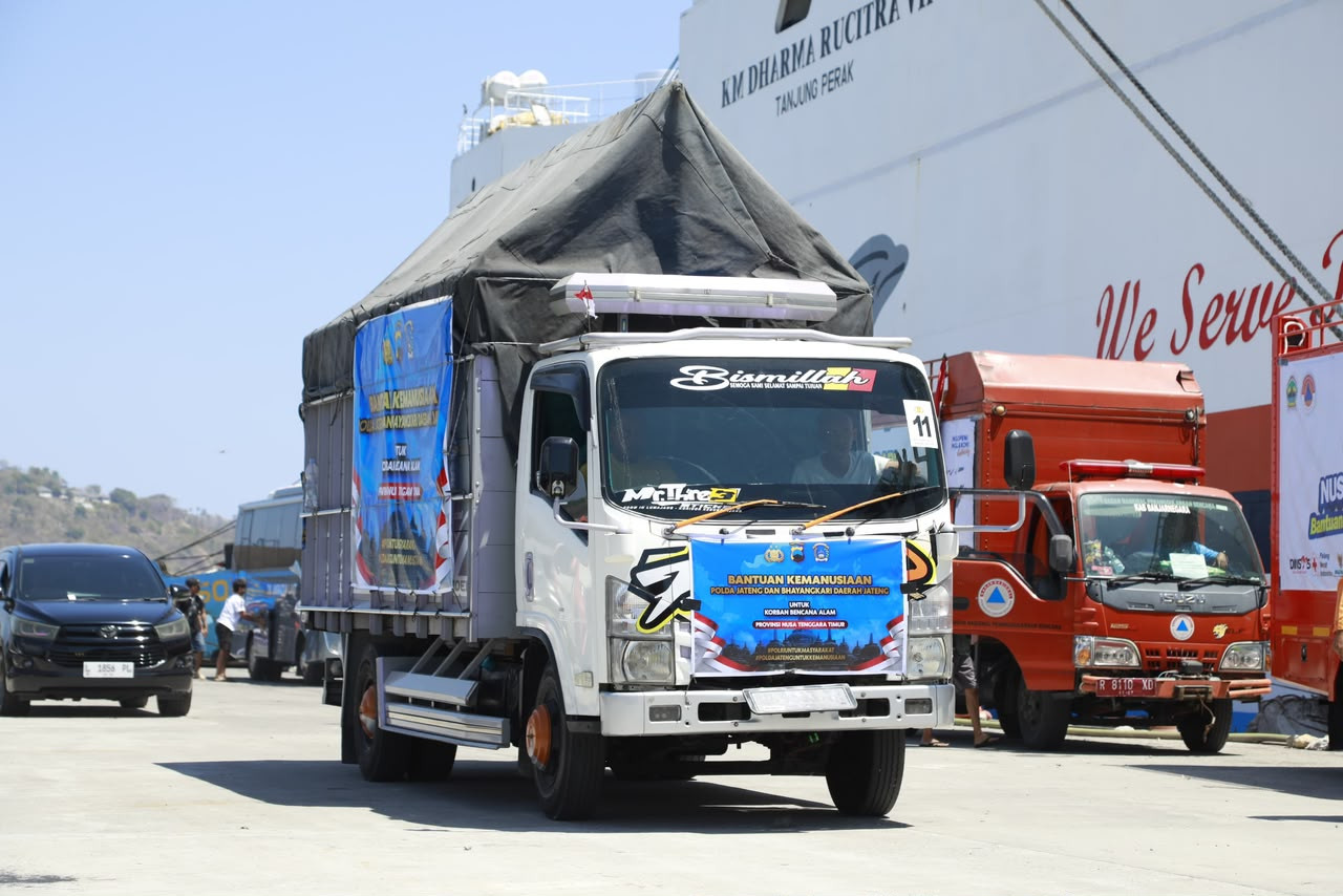 12 Truk Bantuan Polda Jateng Tiba di Labuan Bajo, Siap Disalurkan untuk Warga Terdampak Gempa NTT