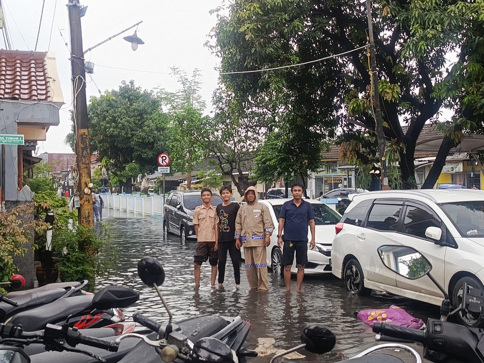 Pastikan Keselamatan Warga Pasca Hujan Deras, Polsek Rawalumbu Pantau Titik Genangan di Bekasi Jaya