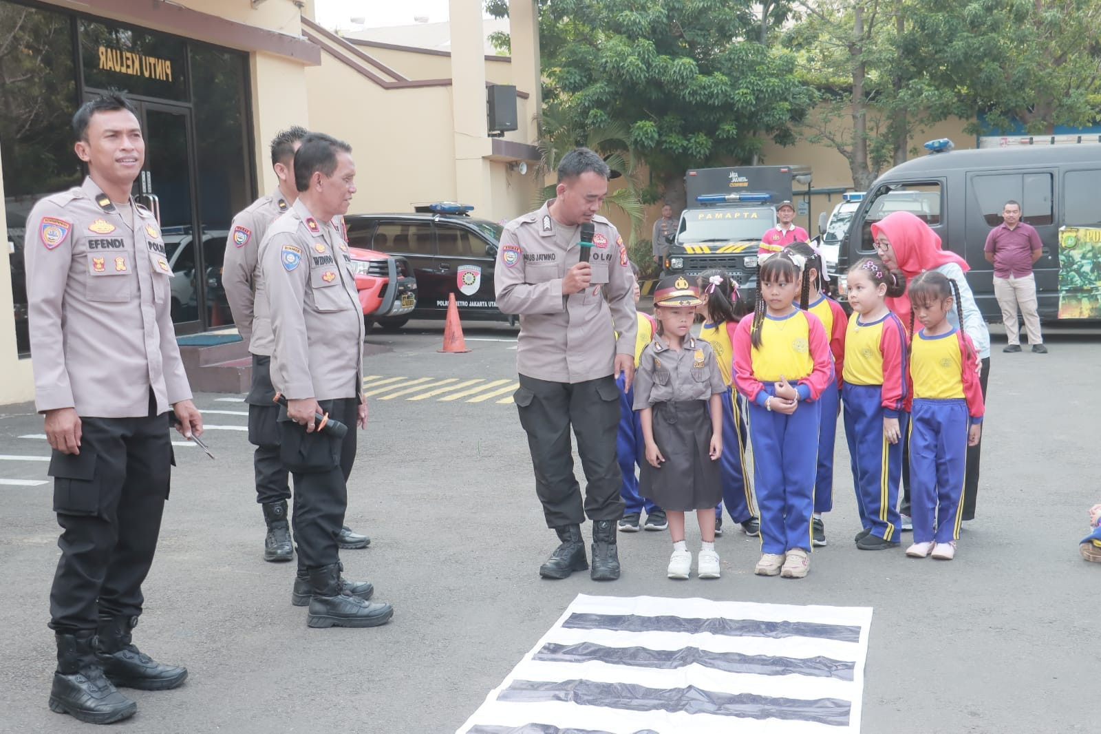 Polisi Sahabat Anak, Polres Metro Jakarta Utara Kenalkan Rambu Lalu Lintas kepada 60 Siswa