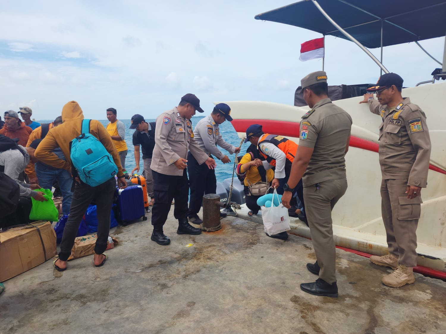 Polisi Baik Polsek Kepulauan Seribu Utara Bantu Penumpang Turun dari Kapal, Ciptakan Rasa Aman di Dermaga