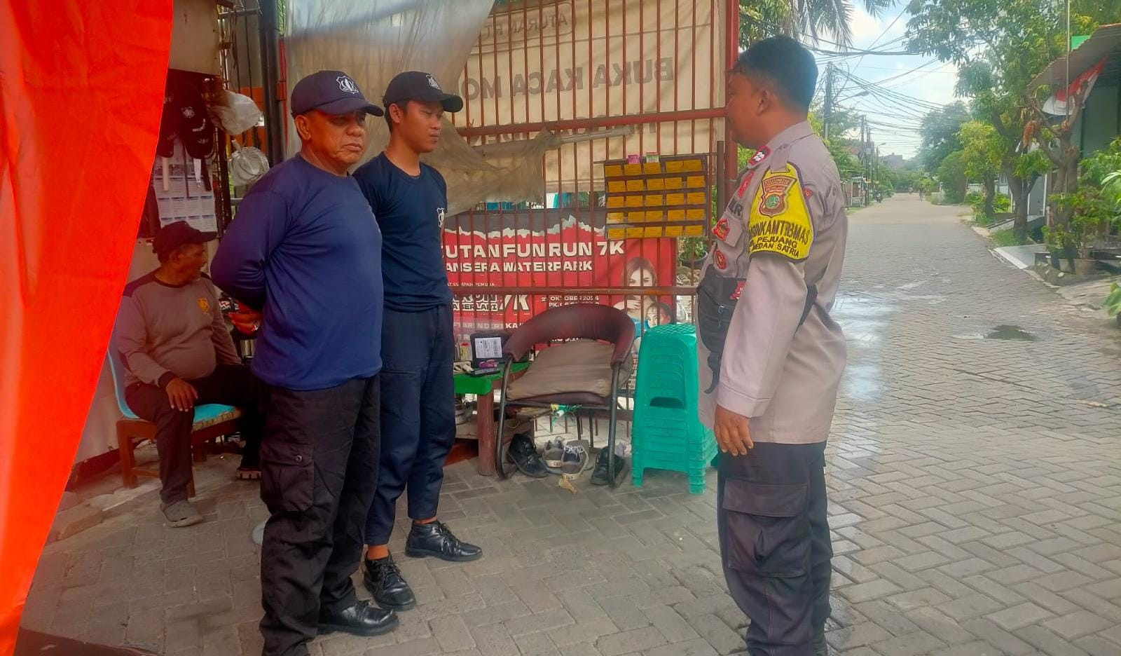 Bhabinkamtibmas Sosialisasikan Layanan Hallo Polisi 110 kepada Warga Pejuang, Bekasi