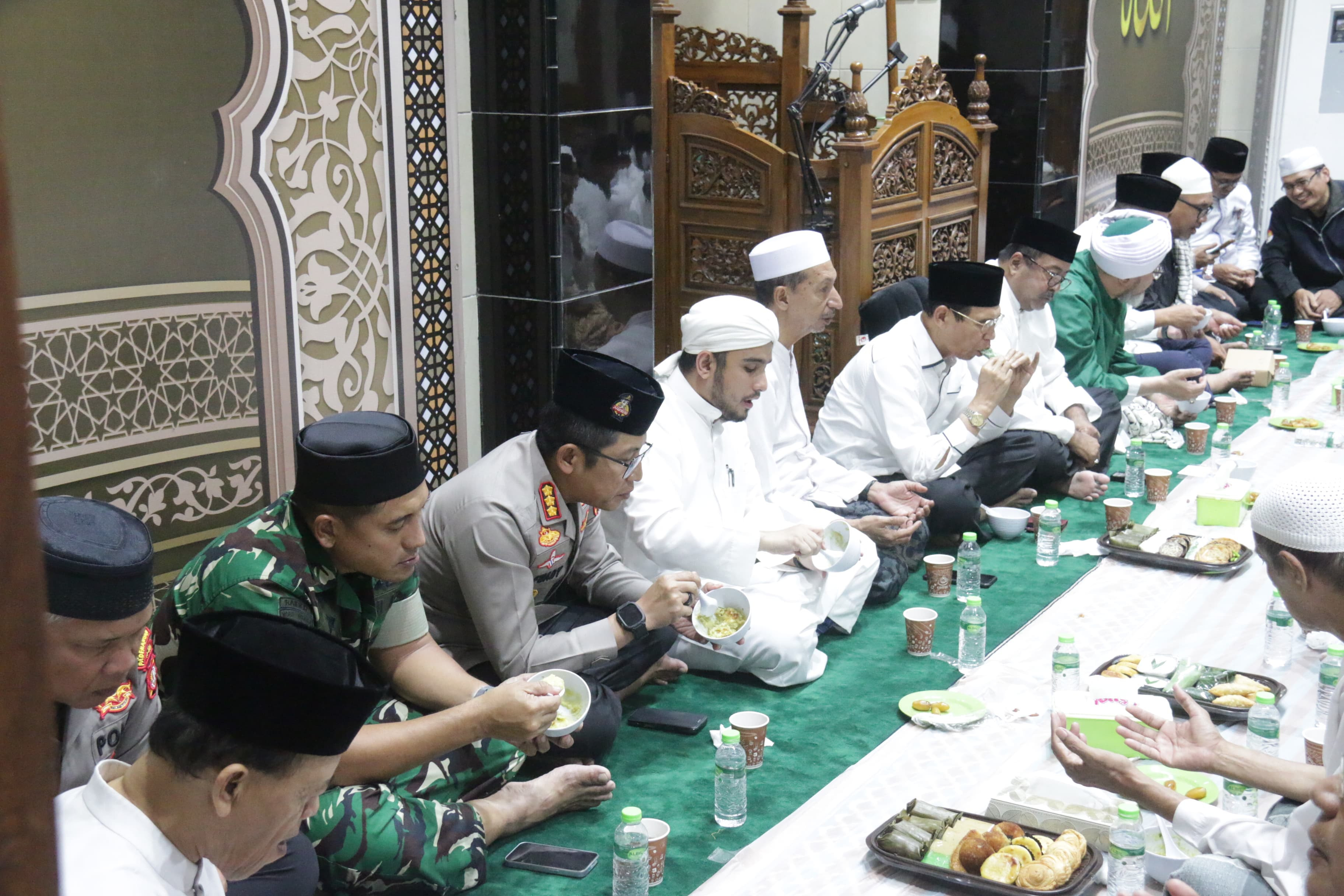 Kapolres Metro Jakut Buka Puasa Bersama dan Haul ke-325 Al-Habib Ali Bin Abdurahman Ba'alwi di Masjid Kramat Kampung Bandan Berlangsung Khidmat