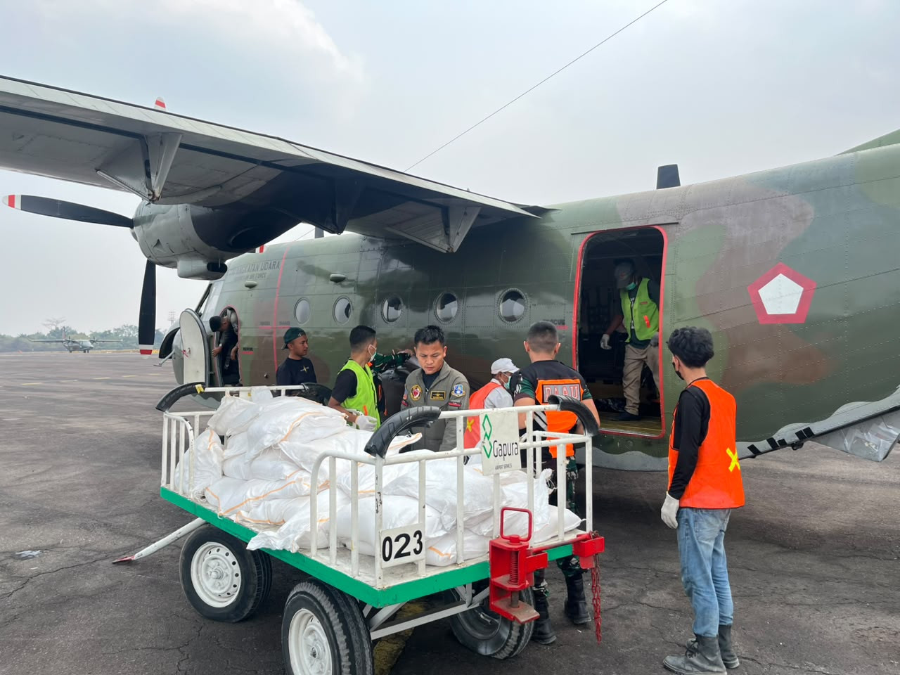 Intensifkan Modifikasi Cuaca di Palembang, Satgas Udara Tabur 10,4 Ton Bahan Semai