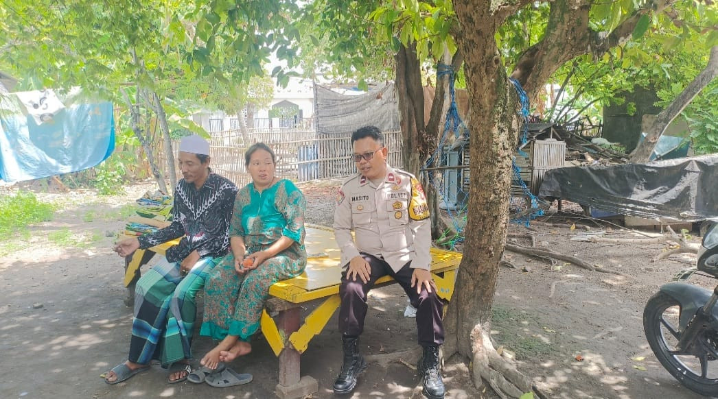 Bhabinkamtibmas Pulau Untung Jawa Ajak Warga Jaga Kamtibmas dan Ciptakan Lingkungan Wisata Aman