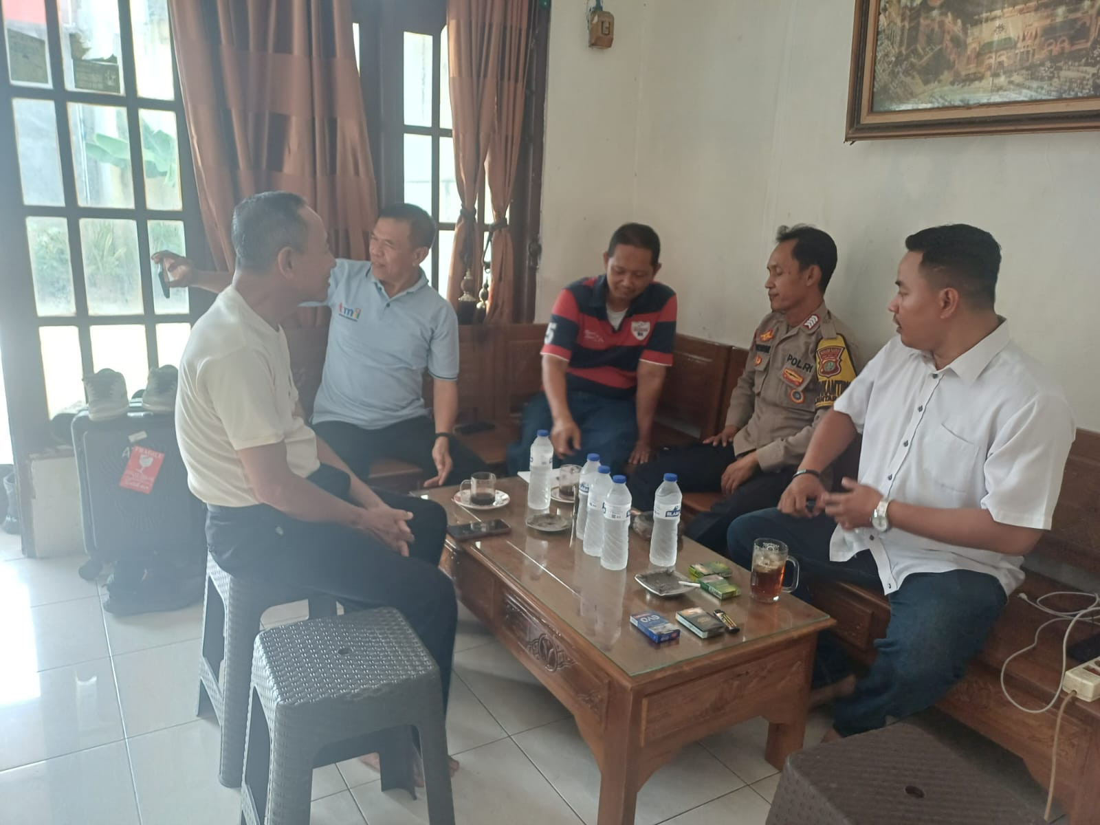 Jaga Jakarta On The Spot Bhabinkamtibmas Bintarajaya Polsek Bekasi Barat Sambangi Tokoh Masyarakat Ajak Cegah Tawuran
