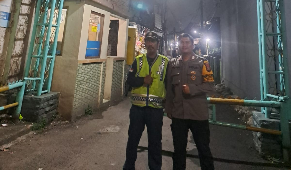 Perkuat Keamanan Lingkungan, Bhabinkamtibmas Harapan Mulya Pantau Kesiapan Siskamling RW 06