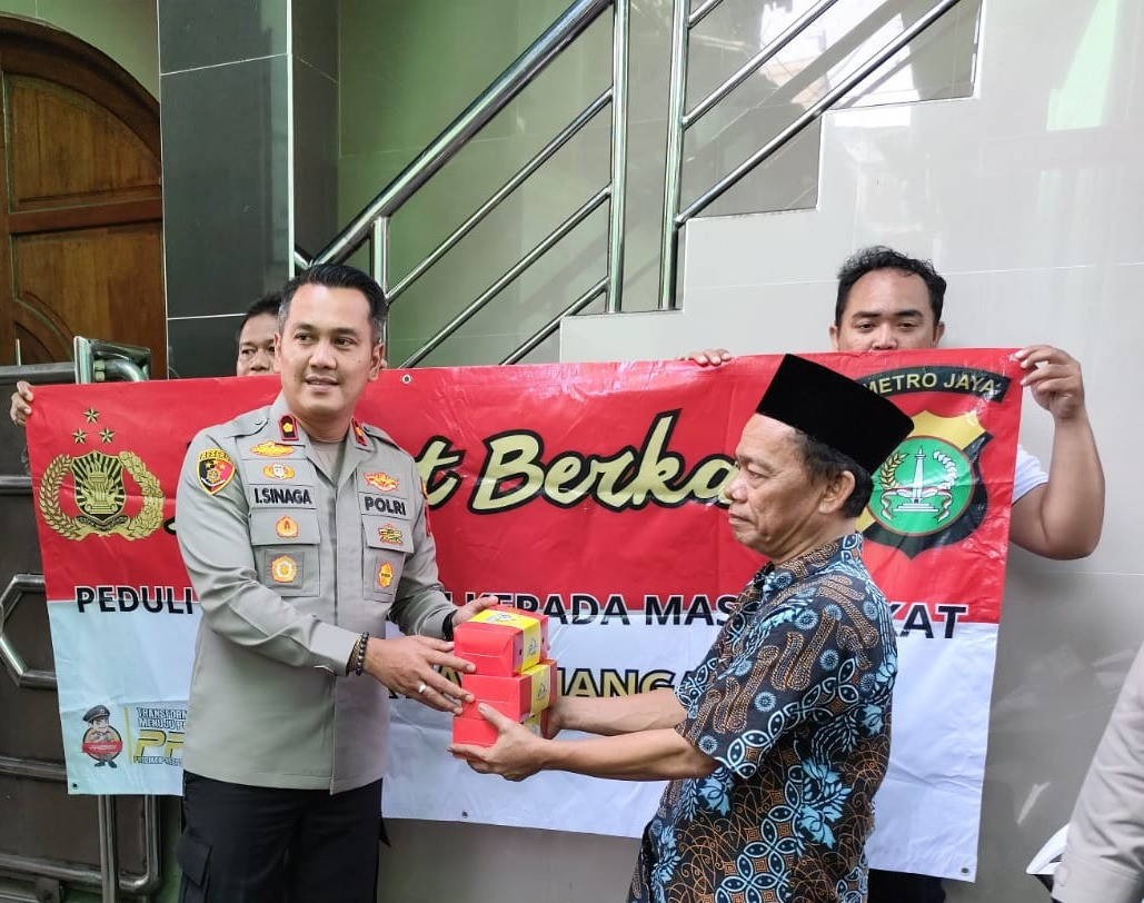 Polsek Pademangan Gelar Kegiatan Jumat Berkah, Bagikan Nasi Kotak kepada Warga Kurang Mampu