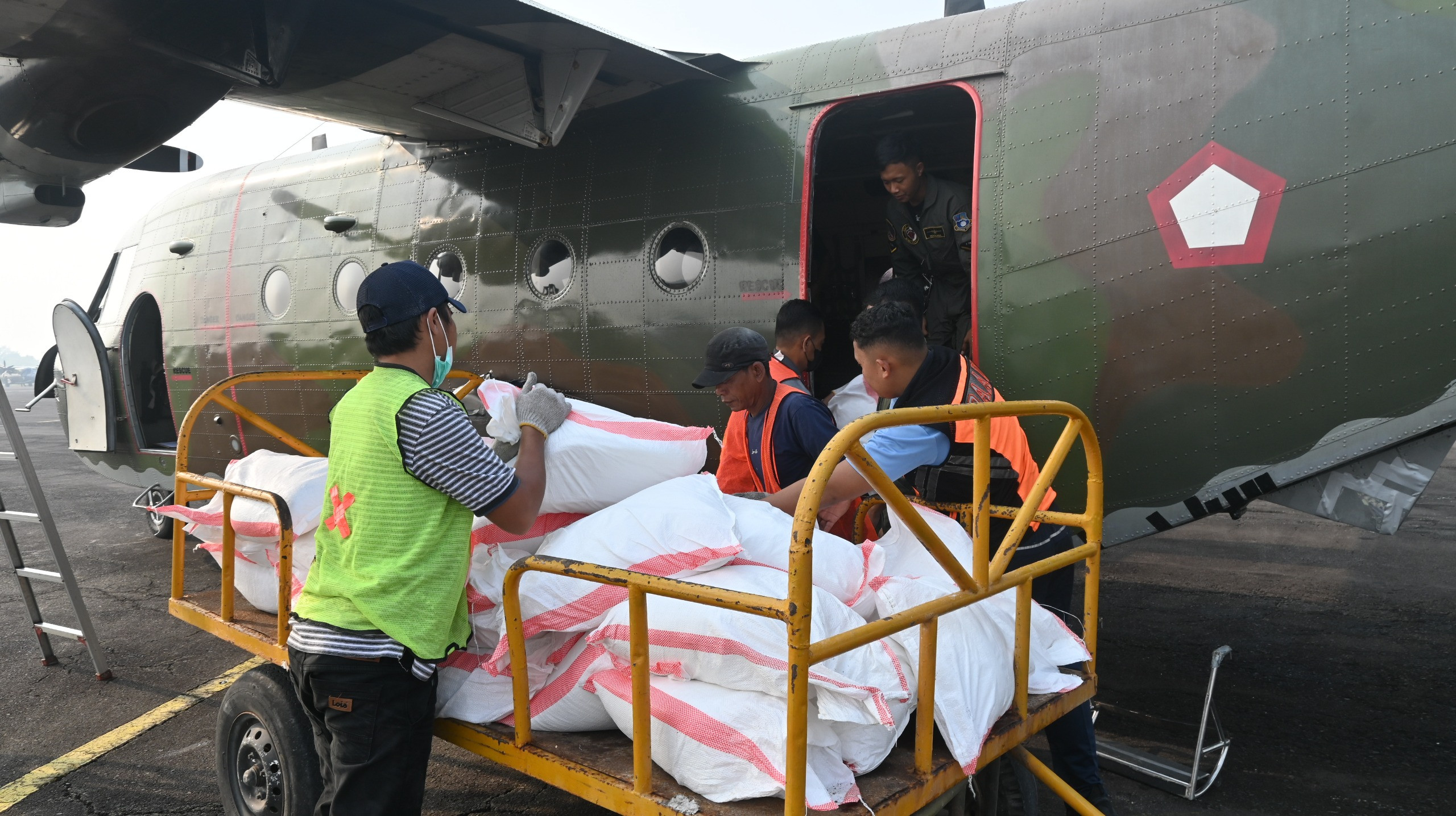 Intensifkan Modifikasi Cuaca di Palembang, Satgas Udara Tabur 10 Ton Bahan Semai