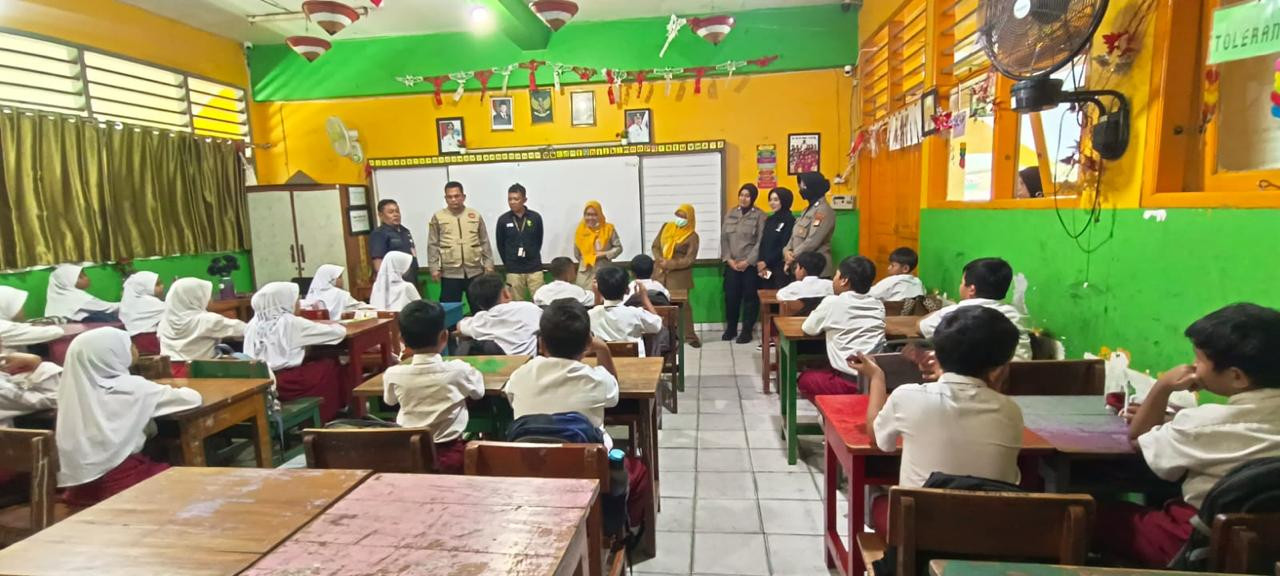 Polisi Gelar Trauma Healing bagi Siswa SDN 01 Kalibaru Pasca Kecelakaan Mobil MBG