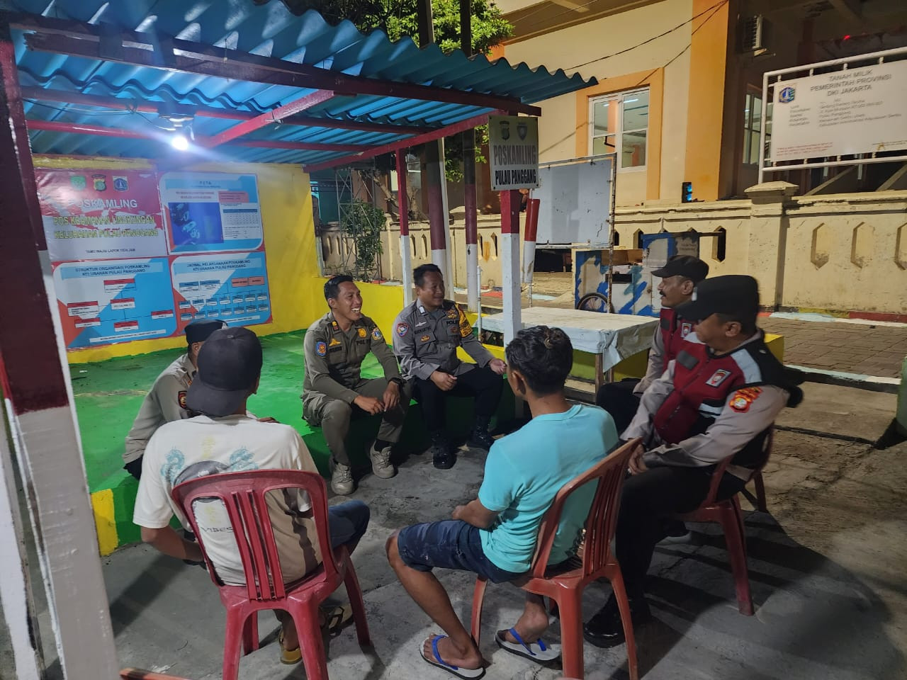 Patroli Malam Humanis, Polisi–TNI Sambangi Warga Pulau di Kepulauan Seribu Utara