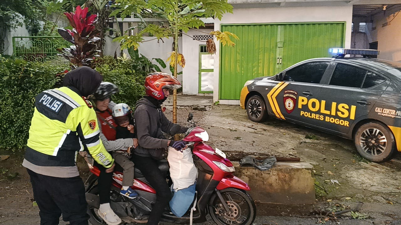 Sentuhan Humanis Polisi, Kapolsek Megamendung Sigap Atasi Motor Mogok Pemudik