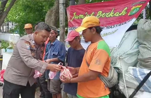 Jumat Berkah, Polisi Turun ke Lorong Warga Pademangan Bagikan Nasi Bungkus