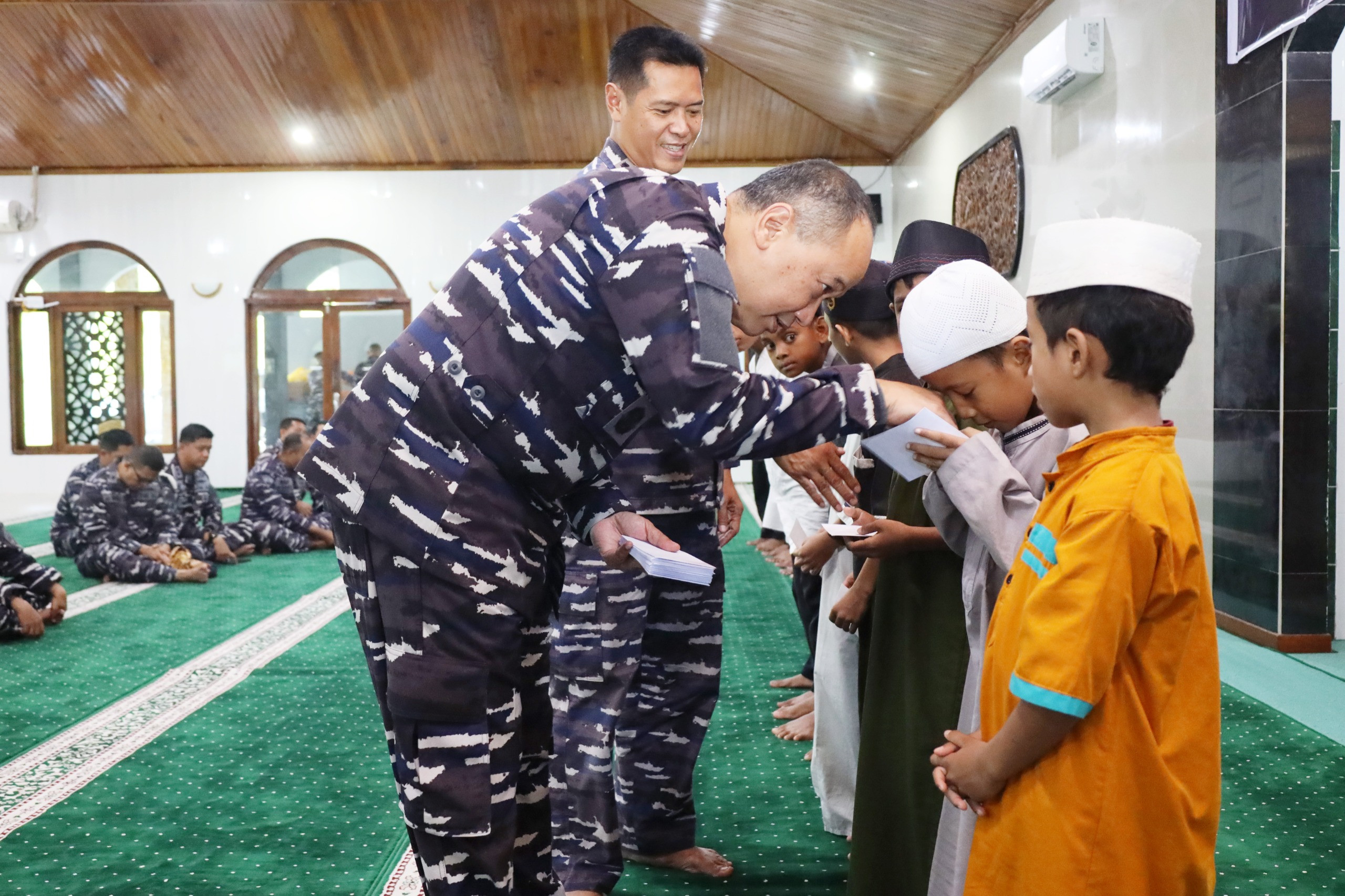 Jelang HUT Ke-80 TNI Angkatan Laut, Dankodaeral IX Ambon Gelar Doa Bersama dan Berbagi Untuk Anak Yatim Piatu