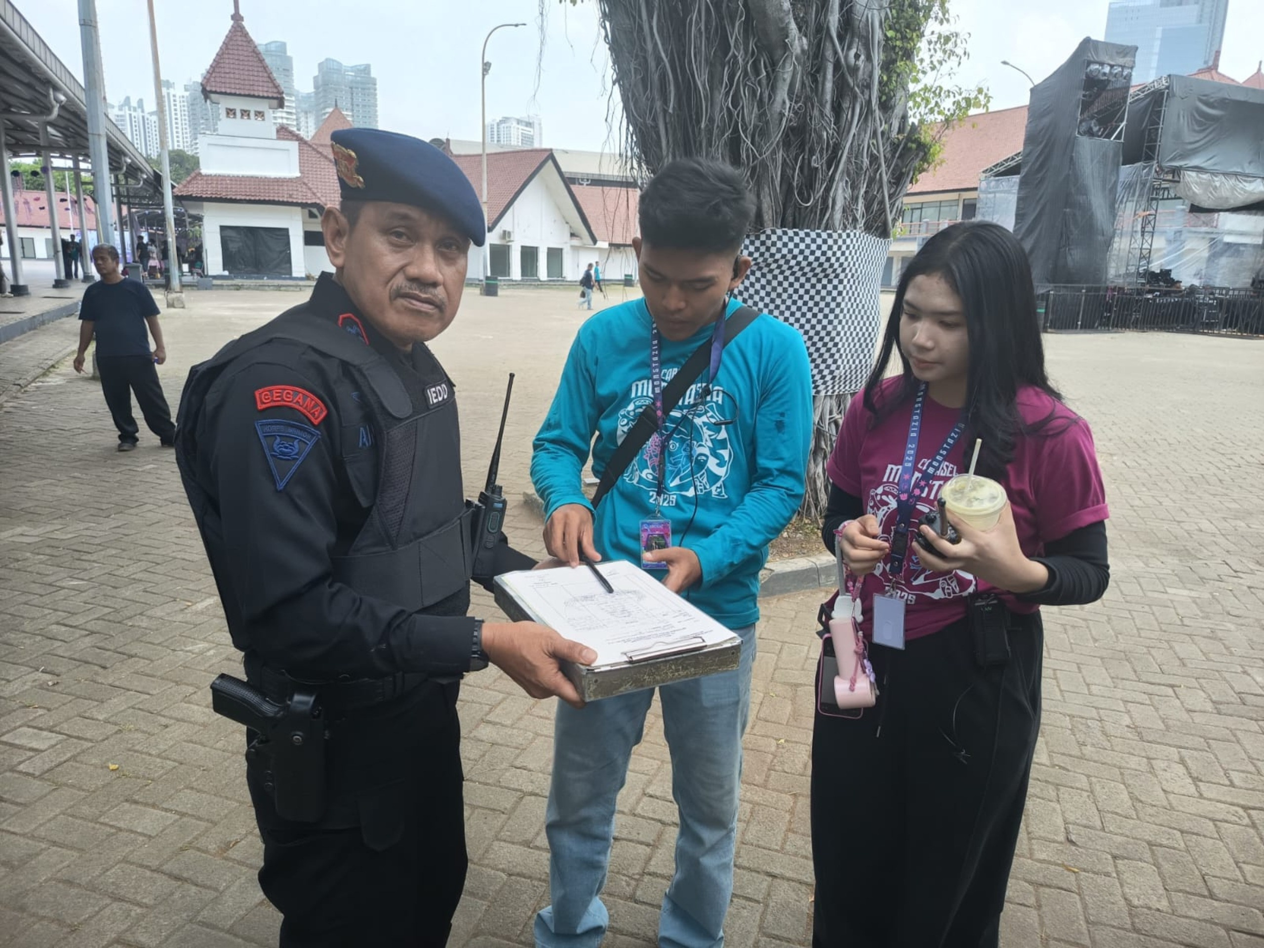 Dukung Kreativitas Generasi Muda, Brimob Polda Metro Jaya Pastikan Keamanan Pentas Carasel Monstazia SMA 68