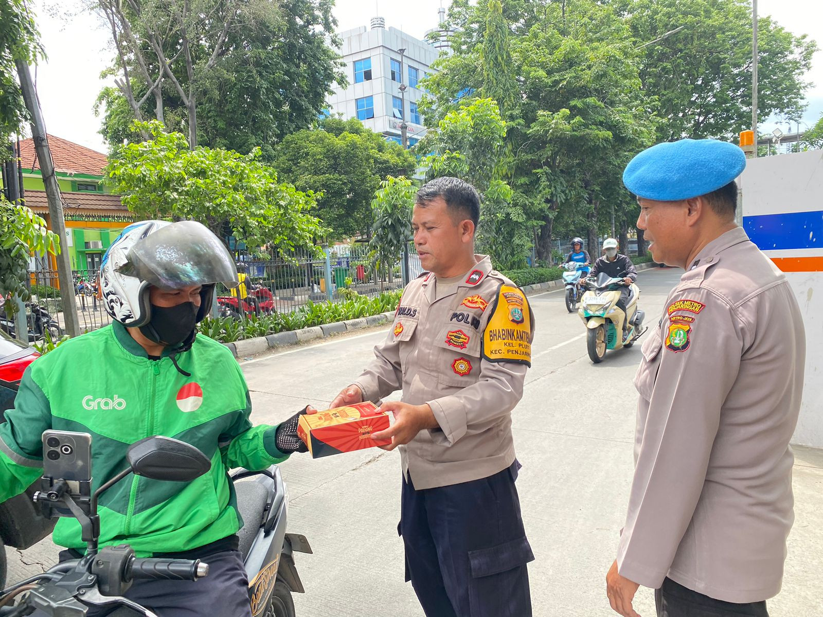 Polsek Metro Penjaringan Gelar “Jumat Berkah”, Bagikan Ratusan Makanan Siap Saji untuk Warga dan Pengemudi