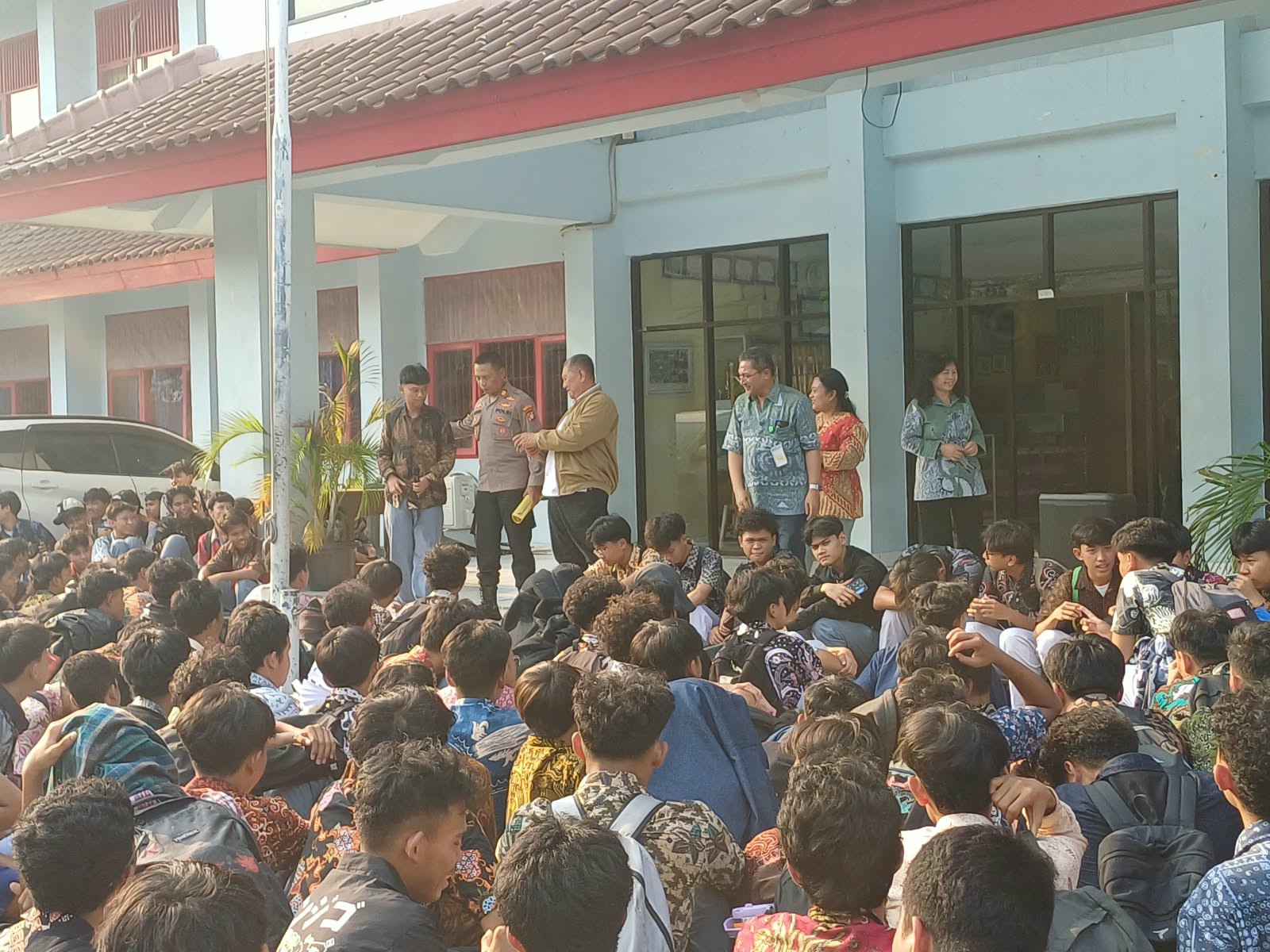 Polsek Bekasi Barat Edukasi Siswa SMK Yadika 9 tentang UU ITE, Ajak Pelajar Bijak Bermedia Sosial