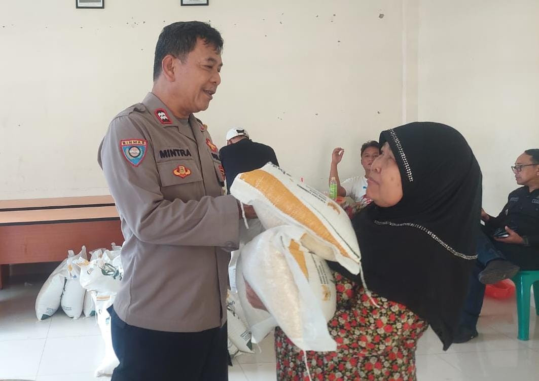 Bhabinkamtibmas Jatirahayu Kawal Ketat Penyaluran Bantuan Pangan untuk 2.292 Warga