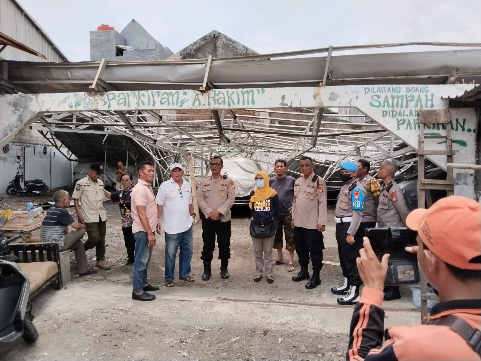 Angin Puting Beliung Terjang Tugu Selatan, Puluhan Rumah Rusak Kapolsek Koja dan Lurah Turun ke Lokasi