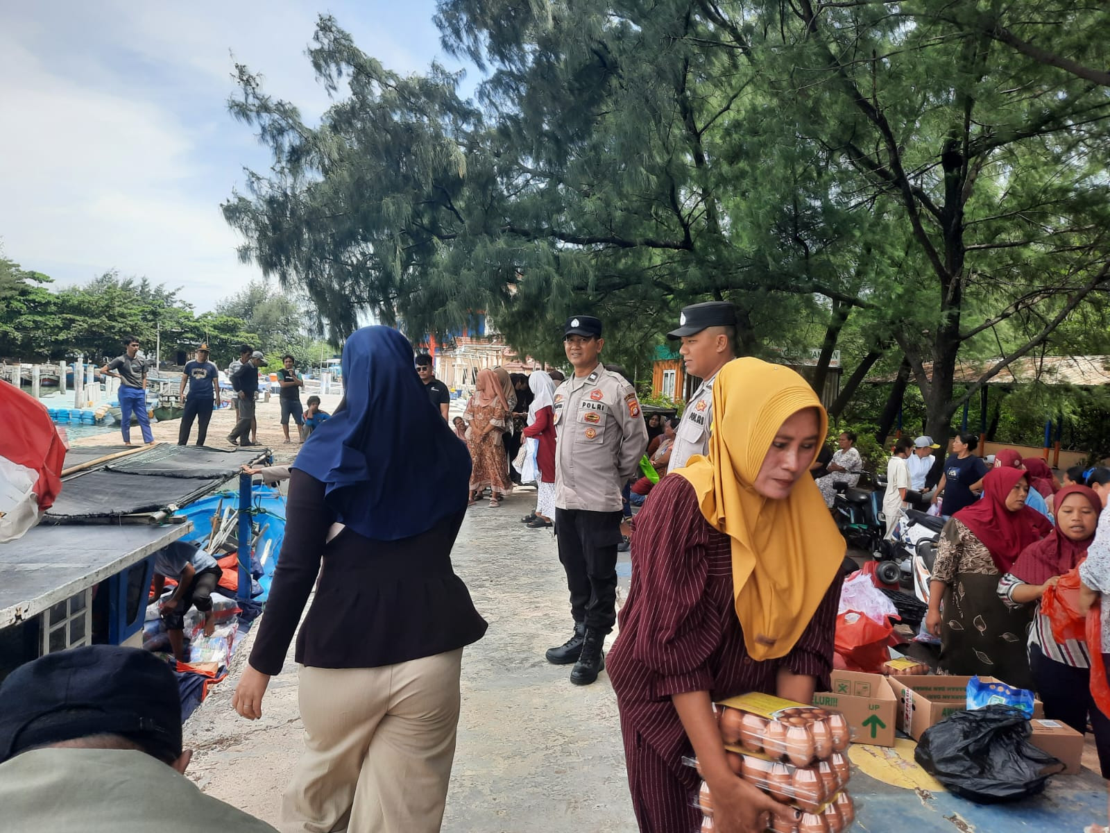 Polsek Kepulauan Seribu Selatan Menggelar Pengamanan Distribusi Pangan Bersubsidi di Pulau Lancang