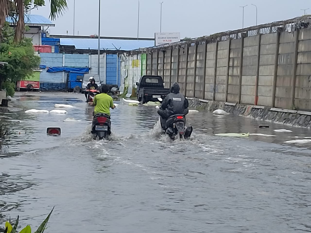 Banjir di Jl.Kali Baru Barat: Warga Tuntut PT.IKT Segera Perbaiki Saluran Air