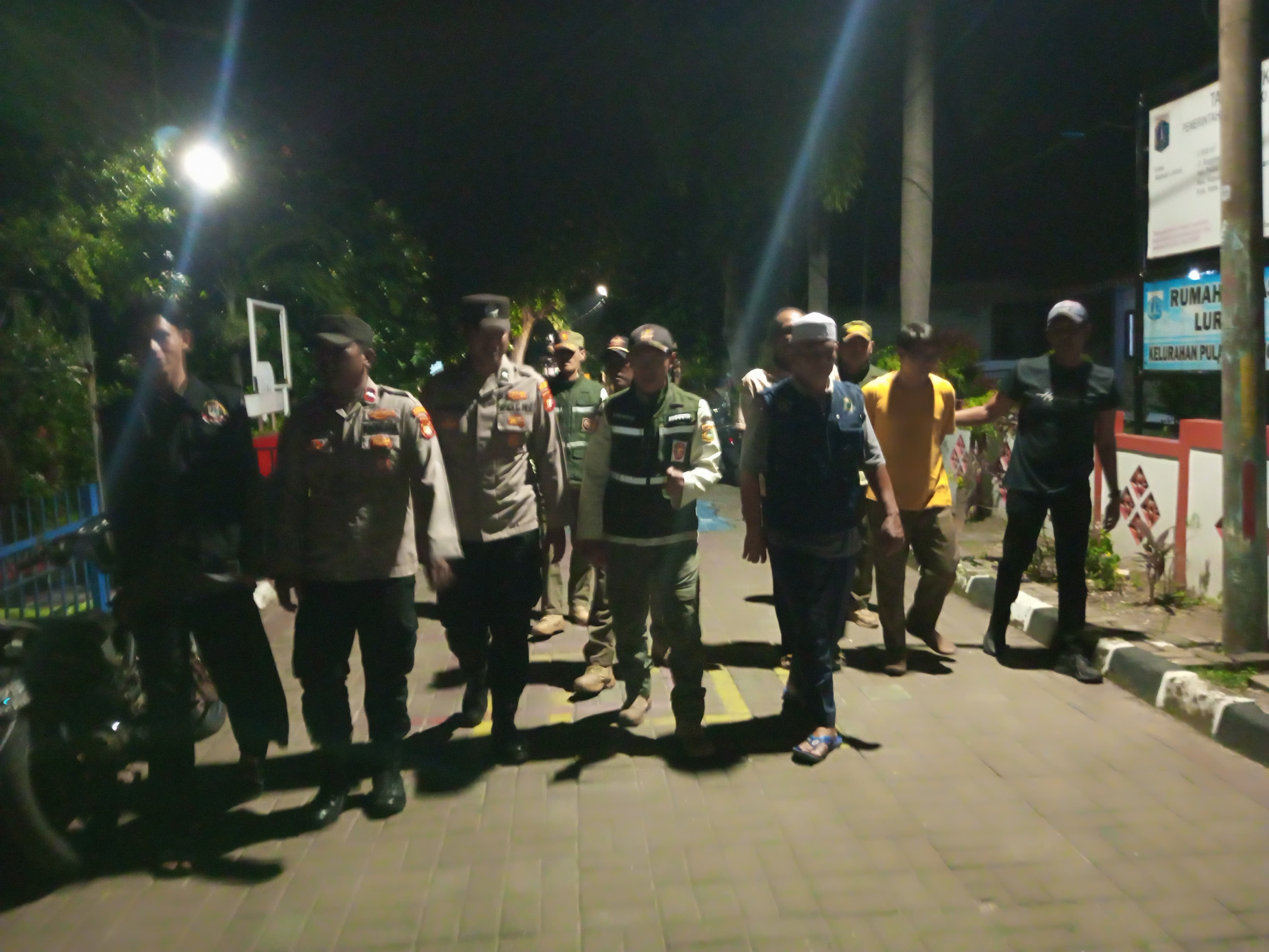 Patroli Malam Gabungan Polsek Kepulauan Seribu Selatan, Sosialisasikan Layanan 110 dan Antisipasi Gangguan Kamtibmas