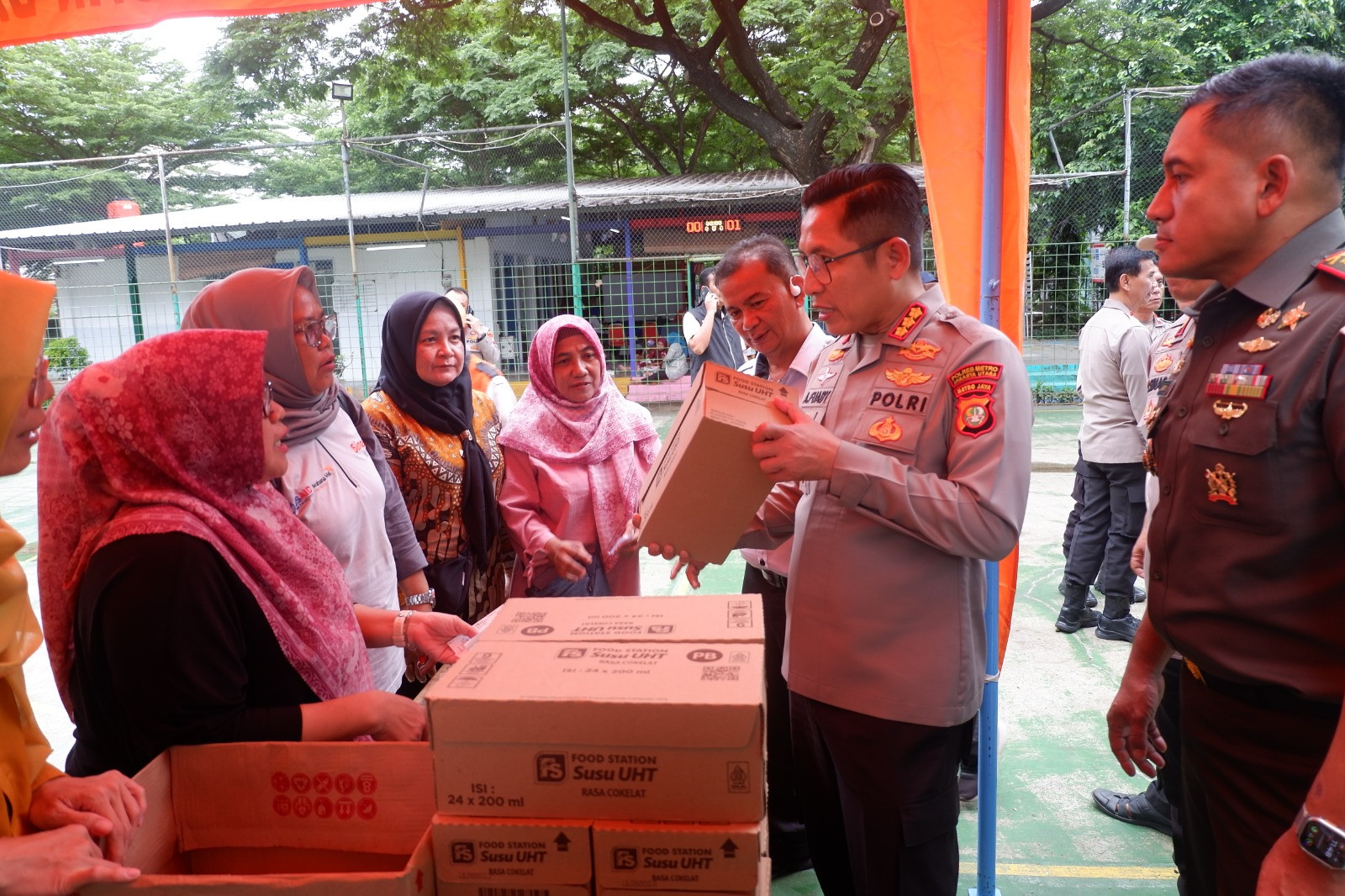Bersinergi, TNI-Polri Cek Harga dan Ketersediaan Bahan Pokok Jelang Ramadhan di Pademangan
